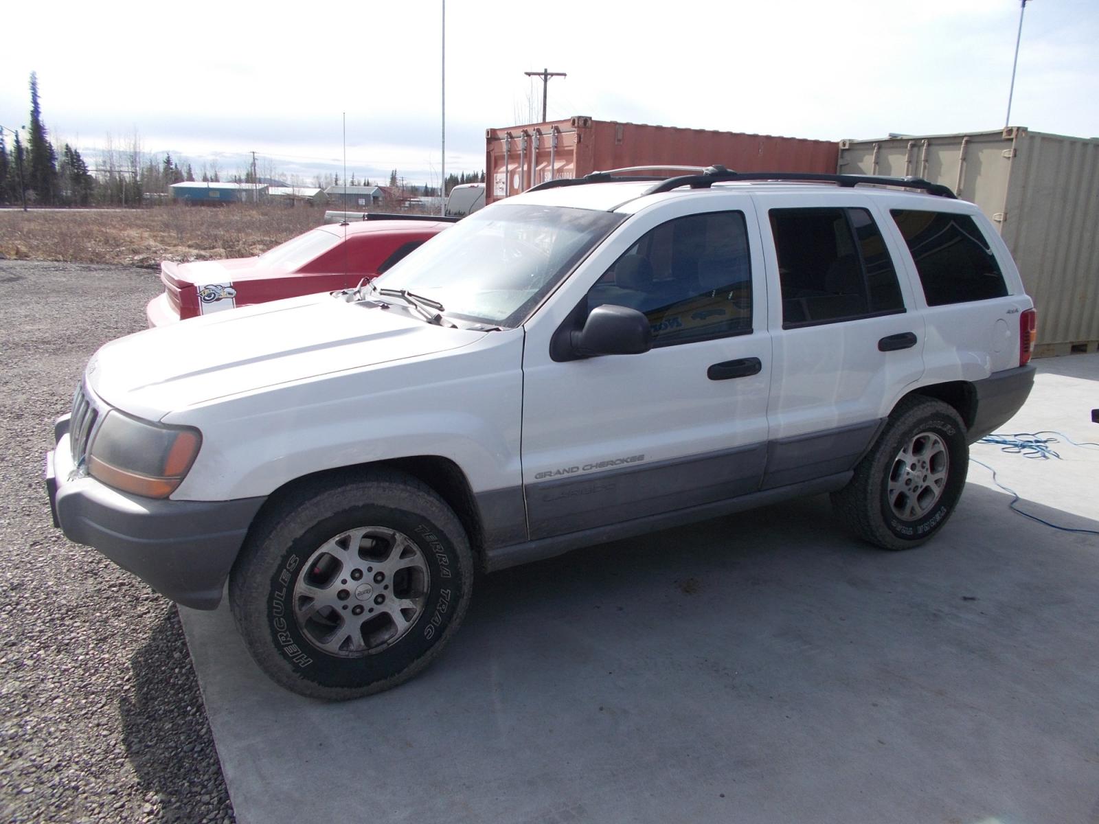 1999 White Jeep Grand Cherokee Laredo 4WD (1J4GW58S2XC) with an 4.0L L6 OHV 12V engine, 4-Speed Automatic Overdrive transmission, located at 2630 Philips Field Rd., Fairbanks, AK, 99709, (907) 458-0593, 64.848068, -147.780609 - Photo #2