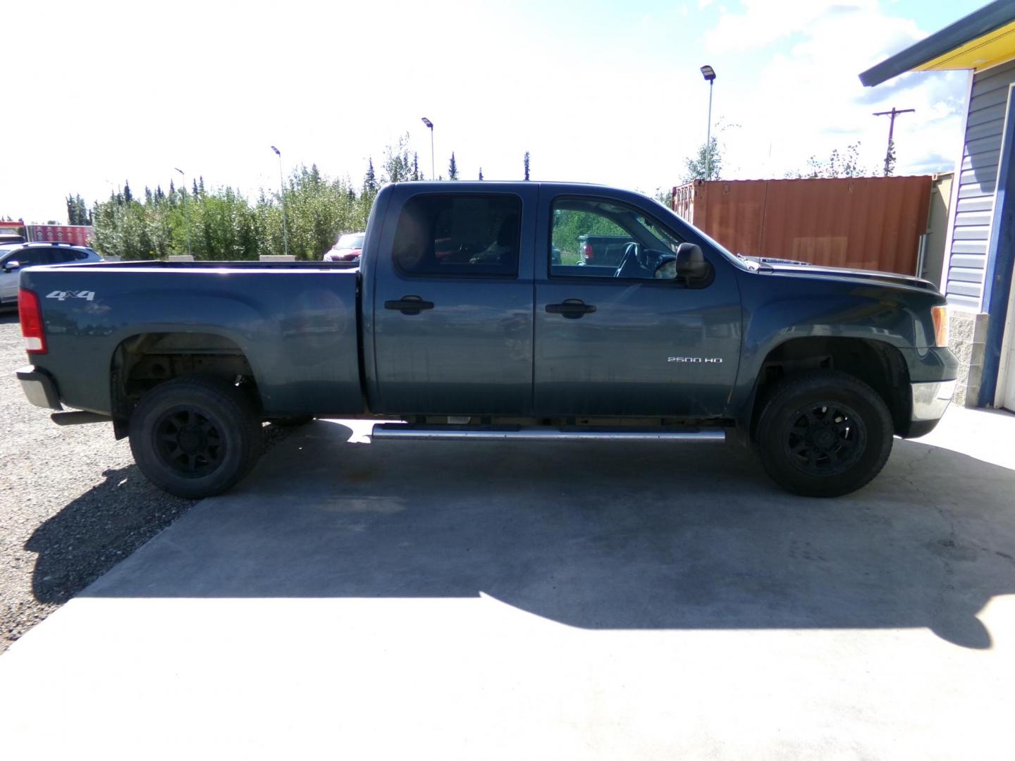 2013 Blue GMC Sierra 2500HD SLE Crew Cab 4WD (1GT120CG5DF) with an 6.0L V8 OHV 16V FFV engine, 6-Speed Automatic transmission, located at 2630 Philips Field Rd., Fairbanks, AK, 99709, (907) 458-0593, 64.848068, -147.780609 - Photo#2