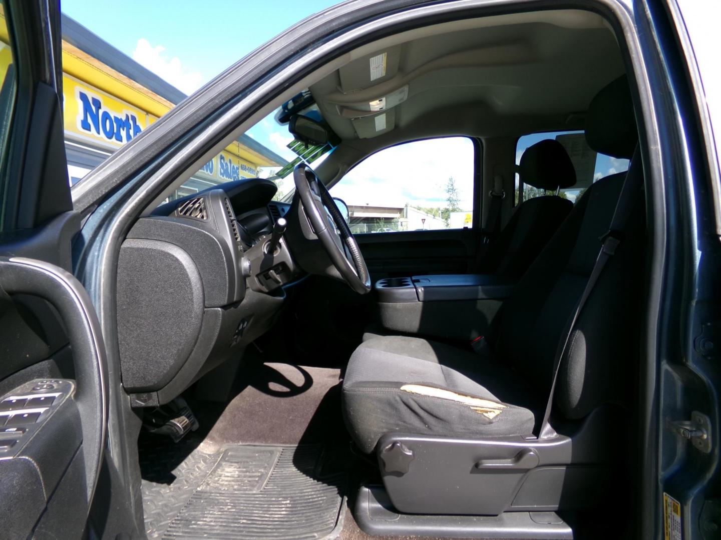 2013 Blue GMC Sierra 2500HD SLE Crew Cab 4WD (1GT120CG5DF) with an 6.0L V8 OHV 16V FFV engine, 6-Speed Automatic transmission, located at 2630 Philips Field Rd., Fairbanks, AK, 99709, (907) 458-0593, 64.848068, -147.780609 - Photo#4
