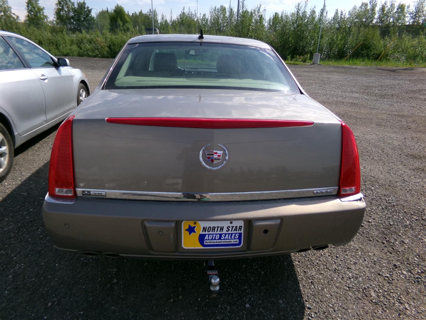 2007 Beige Cadillac DTS Luxury 1 (1G6KD57Y37U) with an 4.6L V8 DOHC 32V engine, 4-Speed Automatic Overdrive transmission, located at 2630 Philips Field Rd., Fairbanks, AK, 99709, (907) 458-0593, 64.848068, -147.780609 - Photo#3