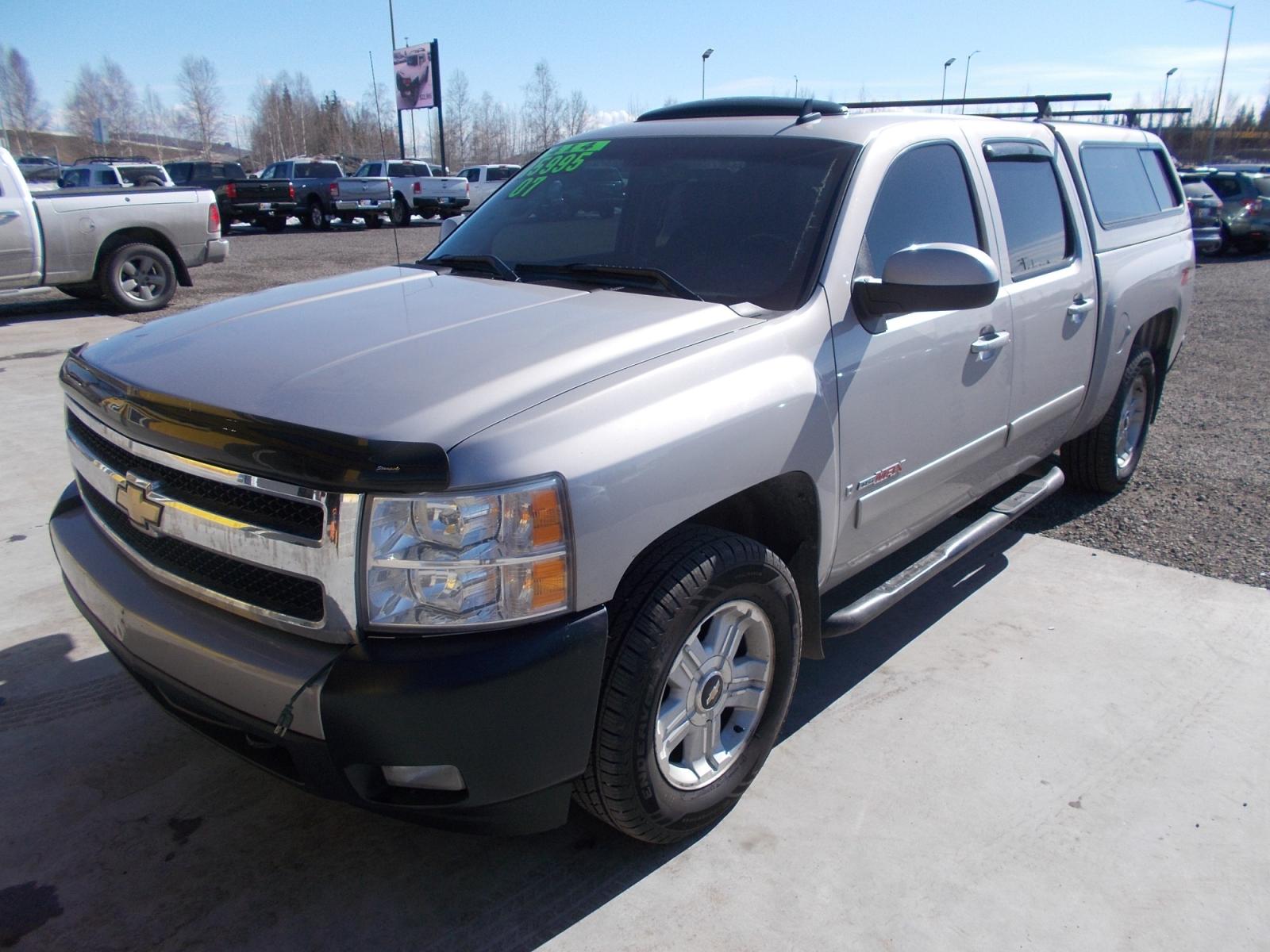 2007 Silver Chevrolet Silverado 1500 LT1 Crew Cab 4WD (2GCEK13Y371) with an 6.0L V8 OHV 16V engine, 4-Speed Automatic Overdrive transmission, located at 2630 Philips Field Rd., Fairbanks, AK, 99709, (907) 458-0593, 64.848068, -147.780609 - Photo #3