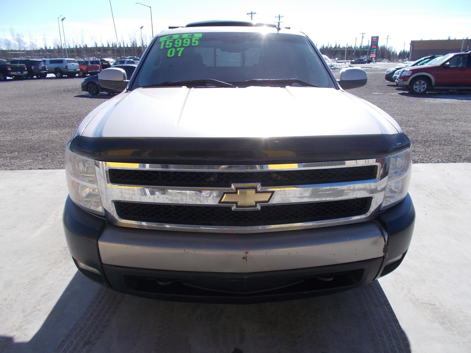 2007 Silver Chevrolet Silverado 1500 LT1 Crew Cab 4WD (2GCEK13Y371) with an 6.0L V8 OHV 16V engine, 4-Speed Automatic Overdrive transmission, located at 2630 Philips Field Rd., Fairbanks, AK, 99709, (907) 458-0593, 64.848068, -147.780609 - Photo #1