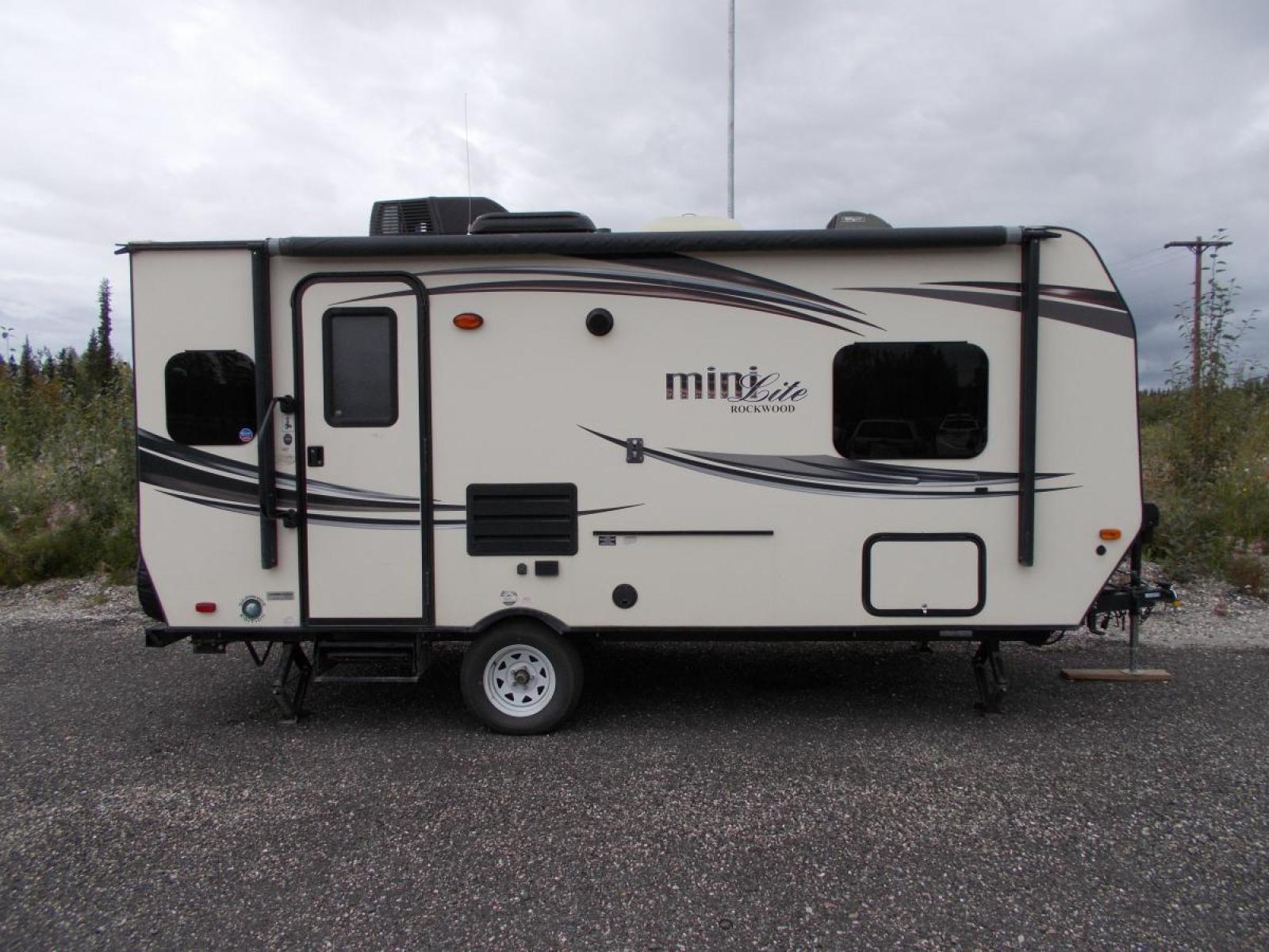 2015 White Forest River Rockwood - (4X4TRLU14FD) , located at 2630 Philips Field Rd., Fairbanks, AK, 99709, (907) 458-0593, 64.848068, -147.780609 - Photo #2