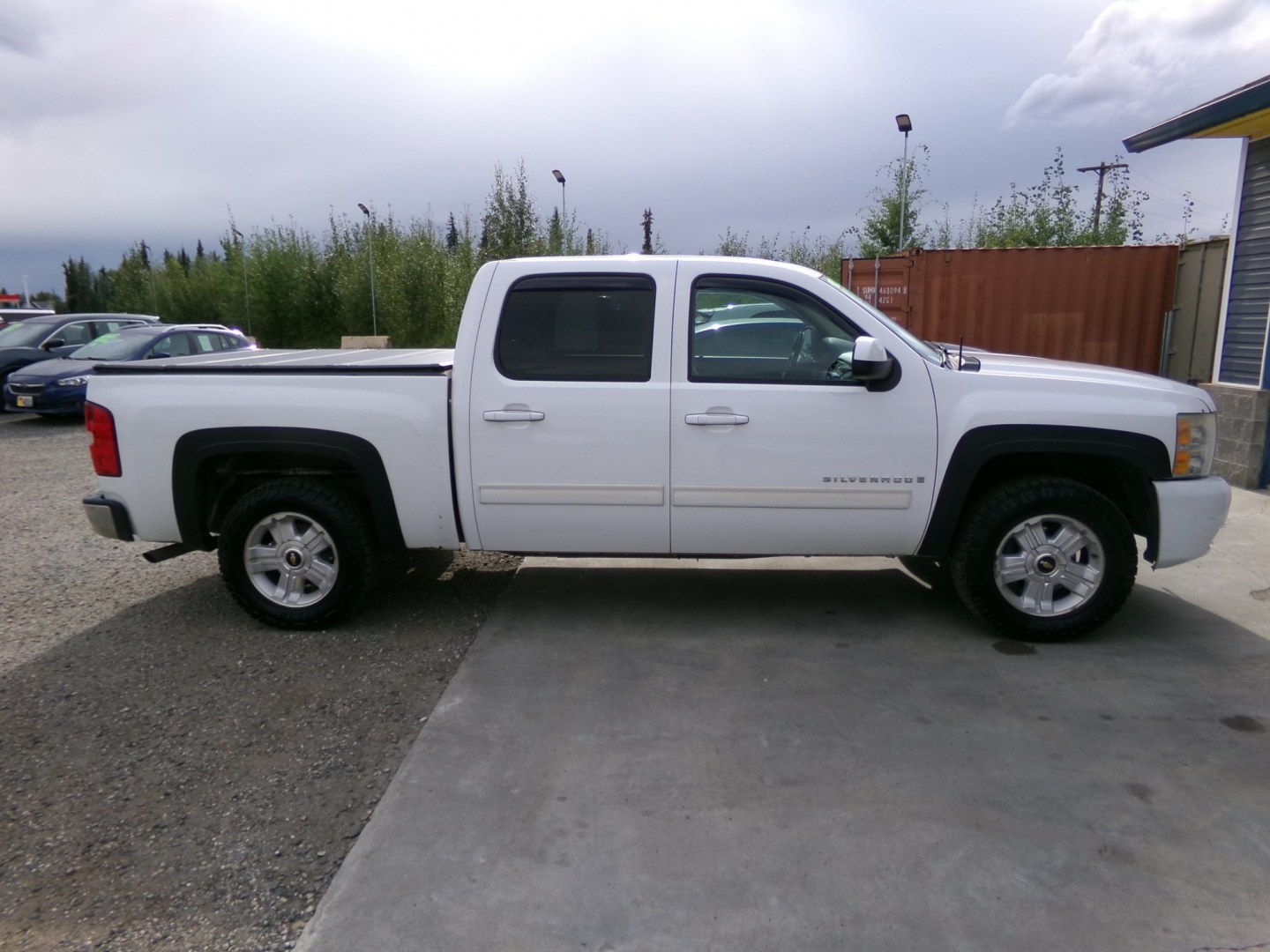 2009 White Chevrolet Silverado 1500 LTZ Crew Cab 4WD (3GCEK333X9G) with an 5.3L V8 OHV 16V FFV engine, 4-Speed Automatic transmission, located at 2630 Philips Field Rd., Fairbanks, AK, 99709, (907) 458-0593, 64.848068, -147.780609- Photo#2