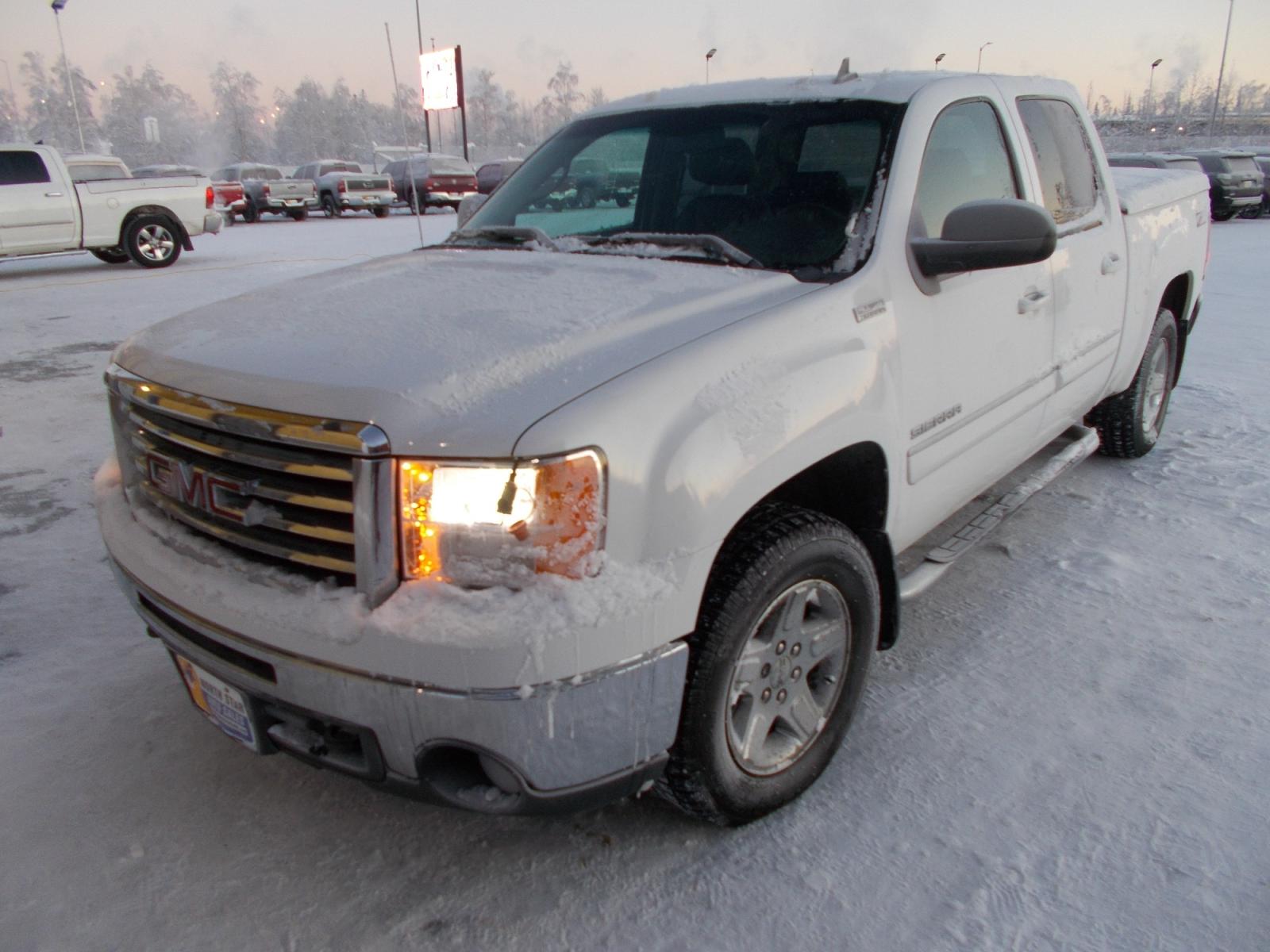 2013 White GMC Sierra 1500 SLT Crew Cab 4WD (3GTP2WE76DG) with an 5.3L V8 OHV 16V FFV engine, 6-Speed Automatic transmission, located at 2630 Philips Field Rd., Fairbanks, AK, 99709, (907) 458-0593, 64.848068, -147.780609 - Photo #0