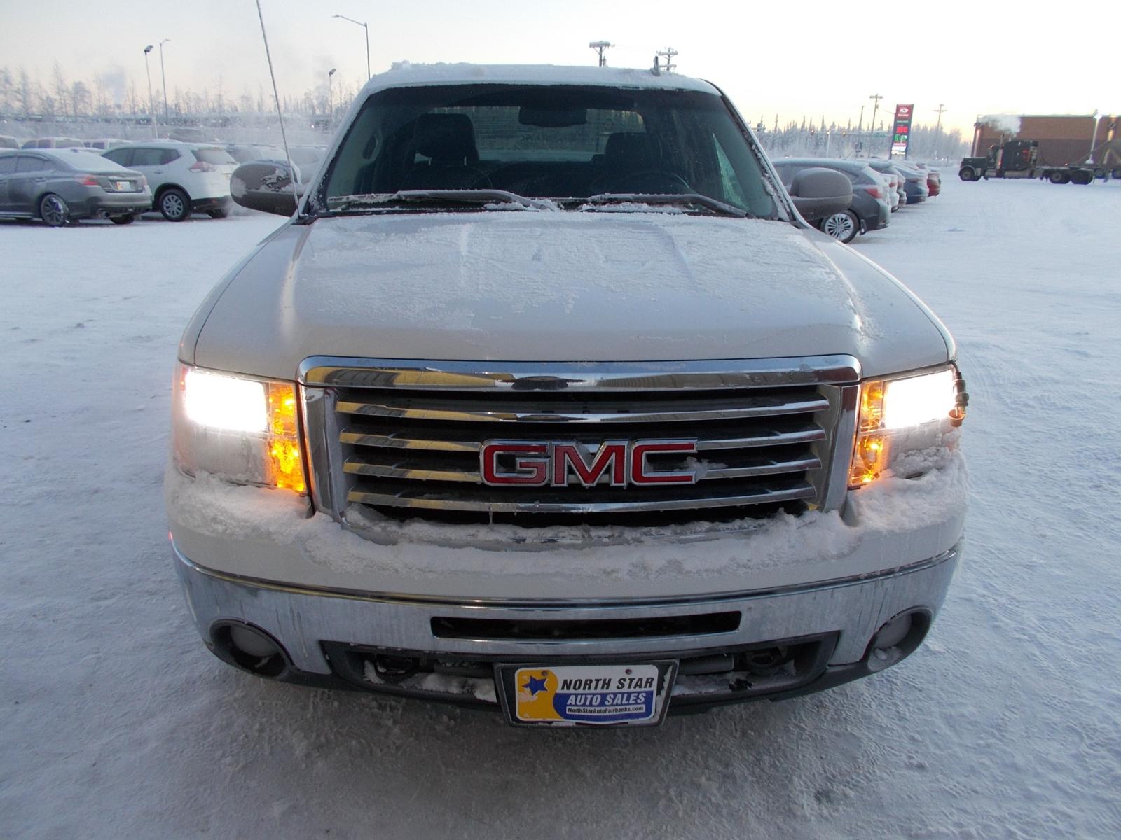 2013 White GMC Sierra 1500 SLT Crew Cab 4WD (3GTP2WE76DG) with an 5.3L V8 OHV 16V FFV engine, 6-Speed Automatic transmission, located at 2630 Philips Field Rd., Fairbanks, AK, 99709, (907) 458-0593, 64.848068, -147.780609 - Photo #1