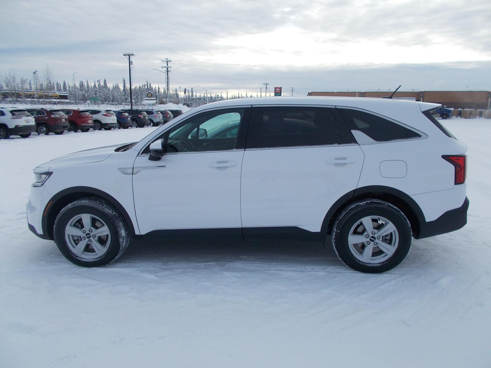 2022 White Kia Sorento LX AWD (5XYRGDLC8NG) with an 2.4L L4 DOHC 16V engine, 6A transmission, located at 2630 Philips Field Rd., Fairbanks, AK, 99709, (907) 458-0593, 64.848068, -147.780609 - Photo #2