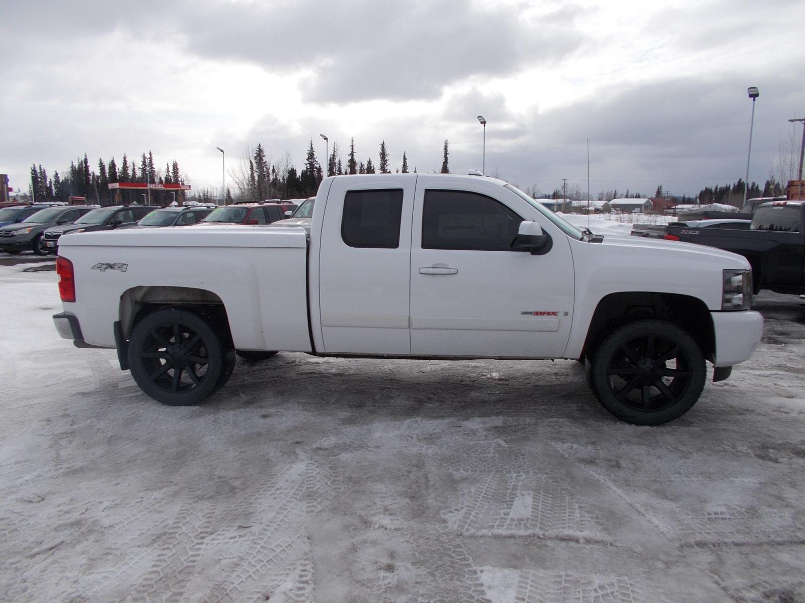 2008 White Chevrolet Silverado 1500 LT1 Ext. Cab Long Box 4WD (1GCEK19Y98Z) with an 6.0L V8 OHV 16V engine, 4-Speed Automatic Overdrive transmission, located at 2630 Philips Field Rd., Fairbanks, AK, 99709, (907) 458-0593, 64.848068, -147.780609 - Photo #3