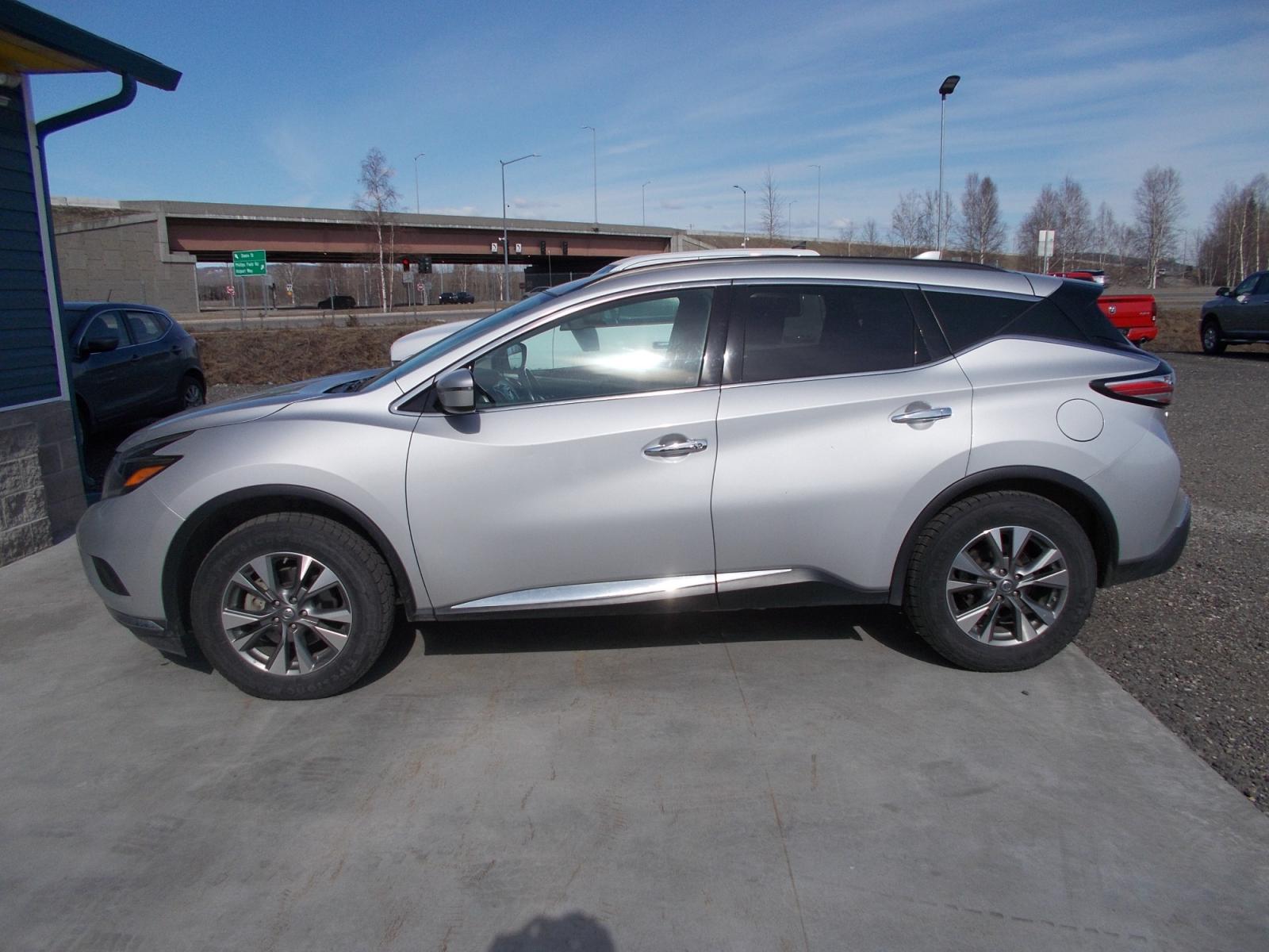 2018 Silver Nissan Murano Platinum AWD (5N1AZ2MH4JN) with an 3.5L V6 DOHC 24V engine, CVT transmission, located at 2630 Philips Field Rd., Fairbanks, AK, 99709, (907) 458-0593, 64.848068, -147.780609 - Photo #2