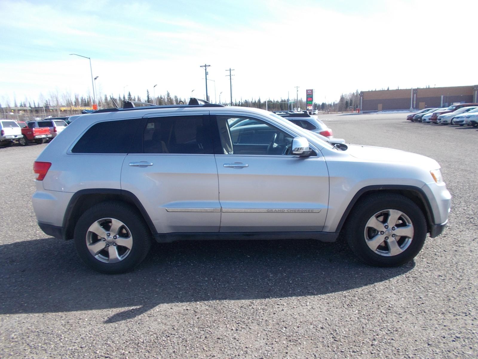 2011 Silver Jeep Grand Cherokee Limited 2WD (1J4RS5GT9BC) with an 5.7L V8 OHV 16V engine, 5-Speed Automatic transmission, located at 2630 Philips Field Rd., Fairbanks, AK, 99709, (907) 458-0593, 64.848068, -147.780609 - Photo #2