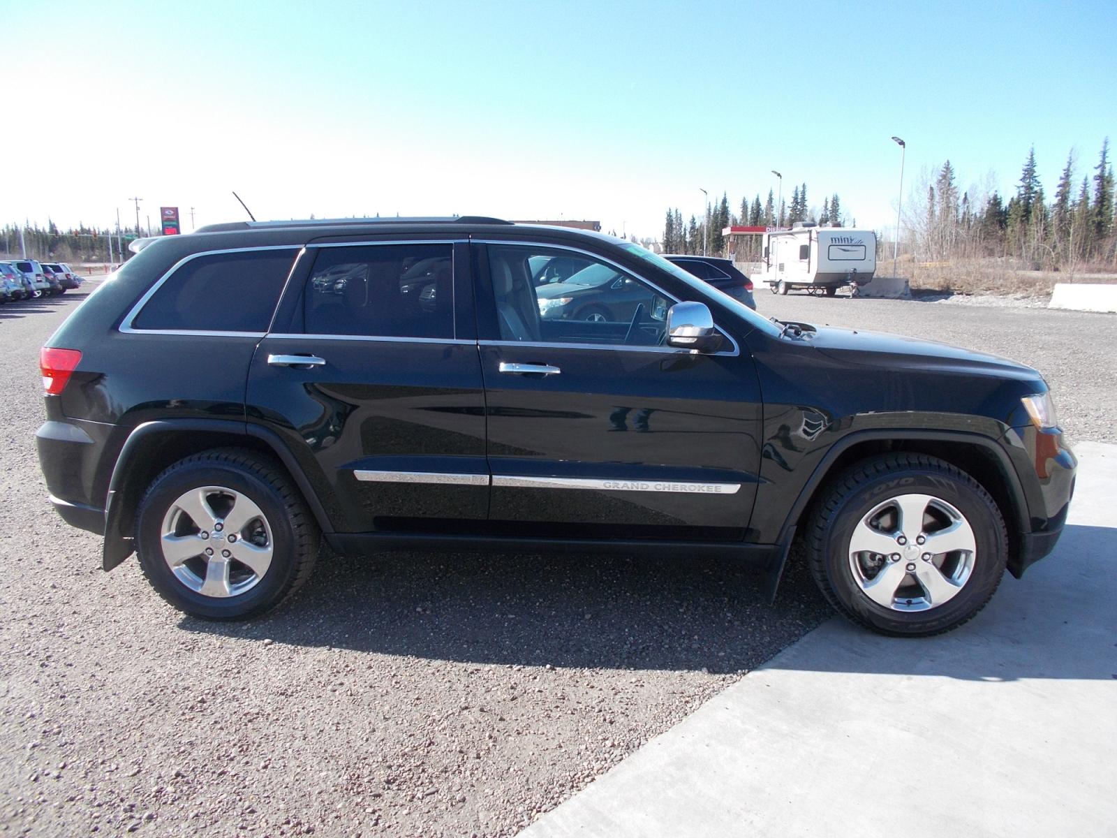 2013 Black Jeep Grand Cherokee Limited 4WD (1C4RJFBG2DC) with an 3.6L V6 DOHC 24V engine, 5-Speed Automatic transmission, located at 2630 Philips Field Rd., Fairbanks, AK, 99709, (907) 458-0593, 64.848068, -147.780609 - Photo #2