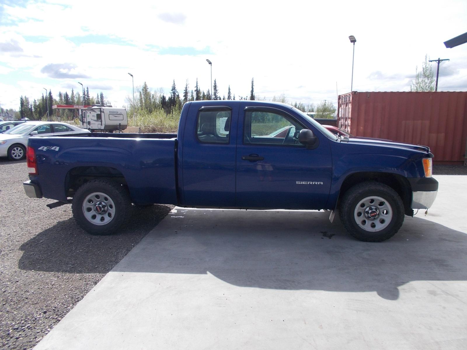 2013 Blue GMC Sierra 1500 Work Truck Ext. Cab 4WD (1GTR2TEA3DZ) with an 4.8L V8 OHV 16V engine, 6-Speed Automatic transmission, located at 2630 Philips Field Rd., Fairbanks, AK, 99709, (907) 458-0593, 64.848068, -147.780609 - Photo #2