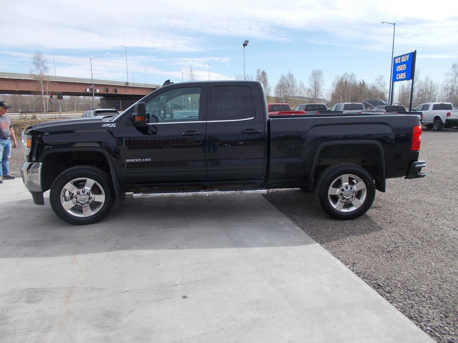 2016 Black GMC Sierra 2500HD SLE Double Cab 4WD (1GT22SEGXGZ) with an 6.0L V8 OHV 16V FFV engine, 6A transmission, located at 2630 Philips Field Rd., Fairbanks, AK, 99709, (907) 458-0593, 64.848068, -147.780609 - Photo #2