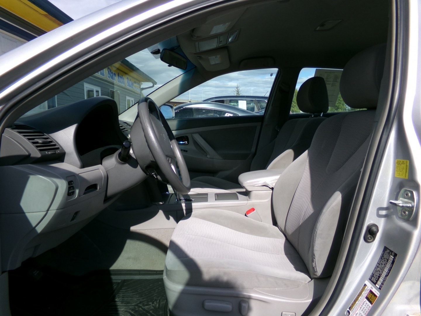 2011 Silver Toyota Camry SE 6-Spd AT (4T1BF3EK3BU) with an 2.5L L4 DOHC 16V engine, 6-Speed Automatic transmission, located at 2630 Philips Field Rd., Fairbanks, AK, 99709, (907) 458-0593, 64.848068, -147.780609- Photo#4