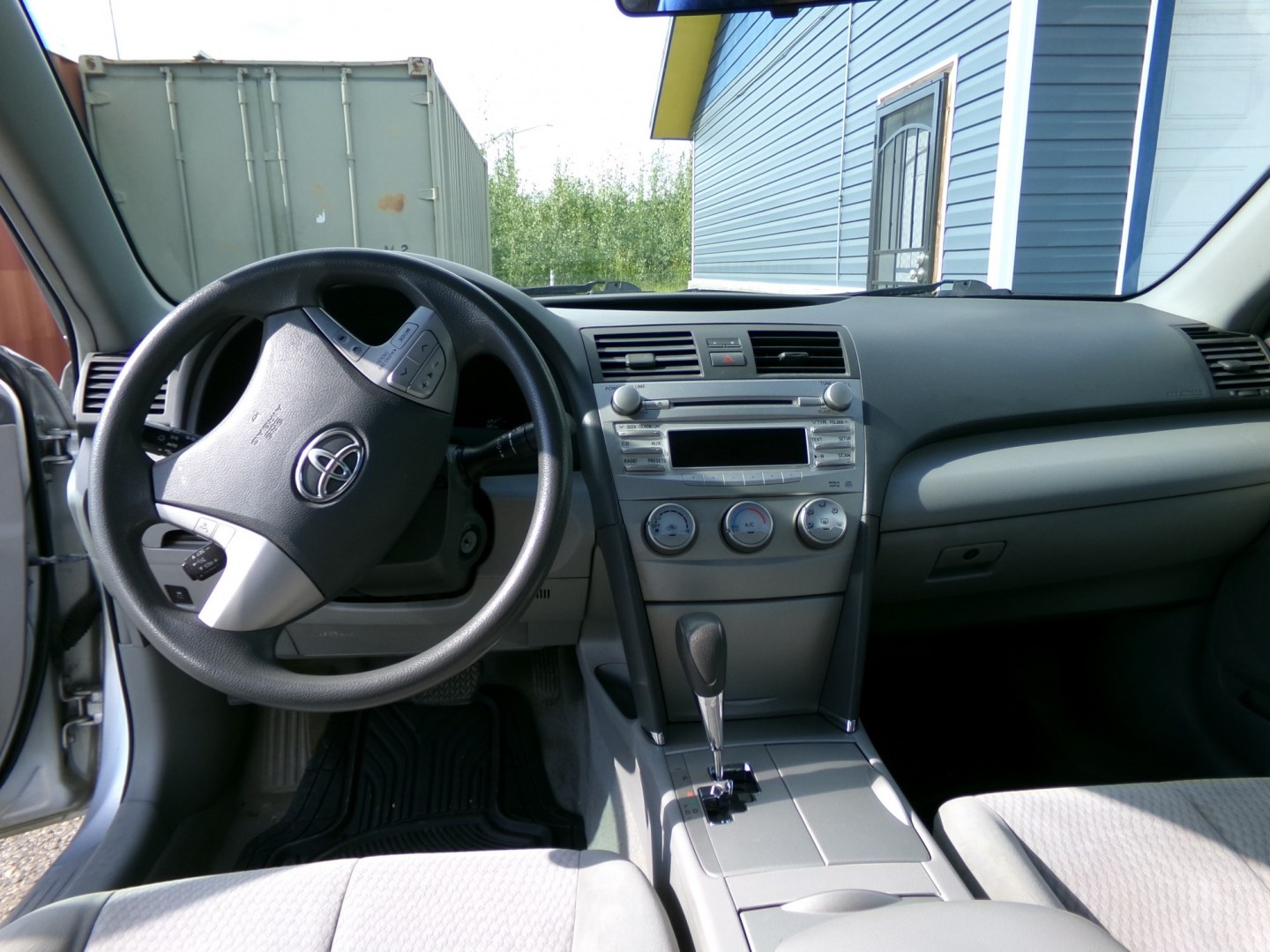 2011 Silver Toyota Camry SE 6-Spd AT (4T1BF3EK3BU) with an 2.5L L4 DOHC 16V engine, 6-Speed Automatic transmission, located at 2630 Philips Field Rd., Fairbanks, AK, 99709, (907) 458-0593, 64.848068, -147.780609- Photo#6