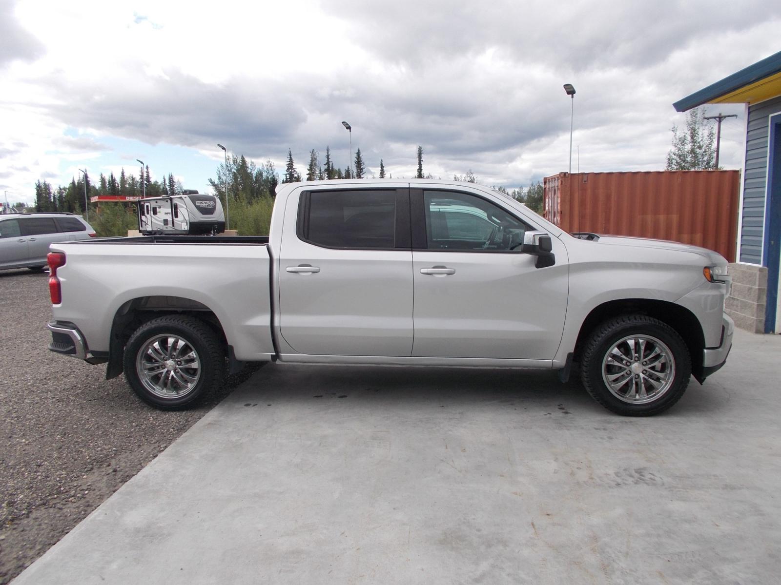 2020 Silver Chevrolet Silverado 1500 LT Crew Cab Long Box 4WD (1GCUYDED6LZ) with an 5.3L V8 OHV 16V engine, 6A transmission, located at 2630 Philips Field Rd., Fairbanks, AK, 99709, (907) 458-0593, 64.848068, -147.780609 - Photo #2