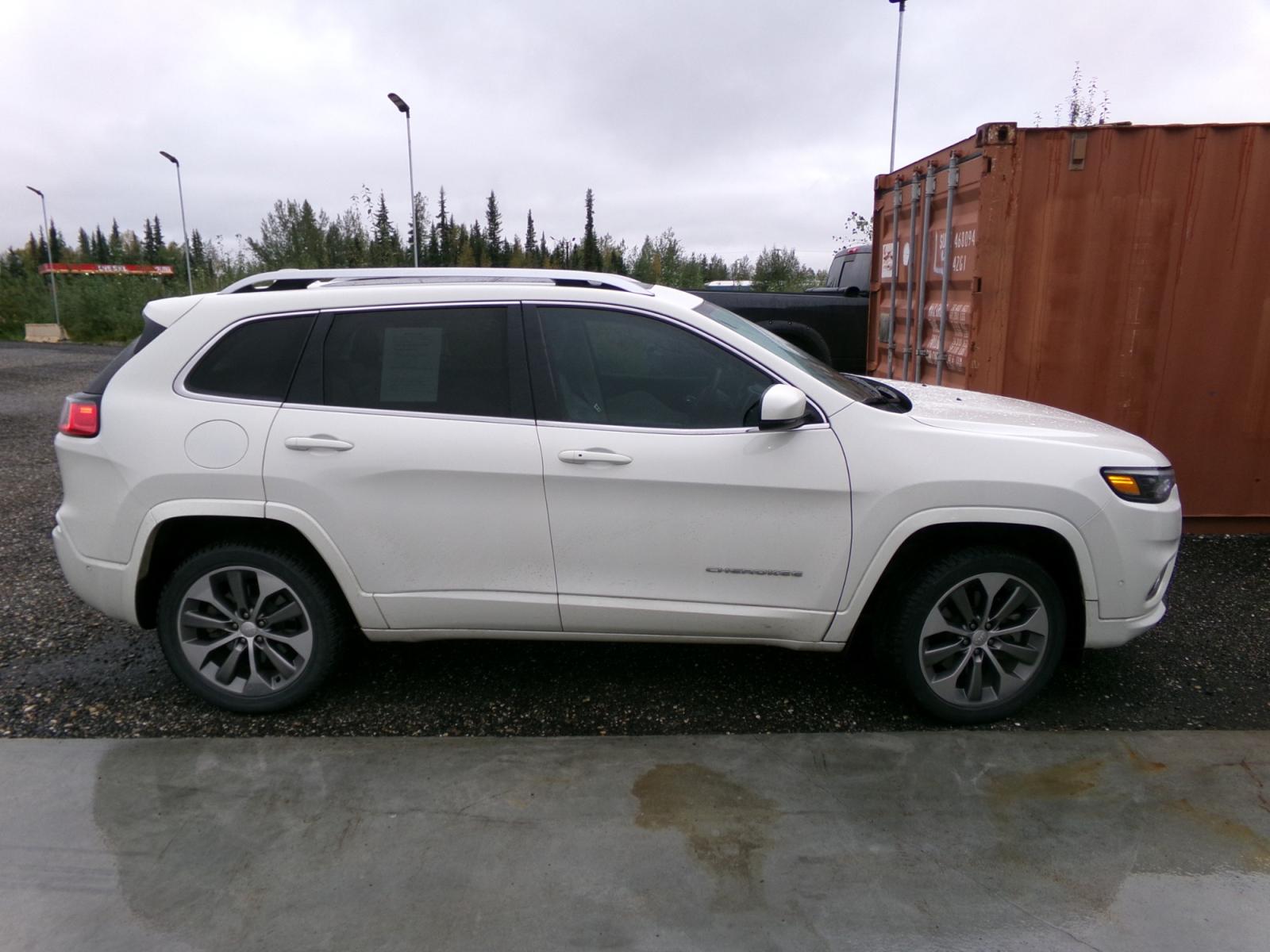 2019 White Jeep Cherokee Overland 4WD (1C4PJMJN6KD) with an 2.0L L4 DOHC 16V TURBO engine, 9A transmission, located at 2630 Philips Field Rd., Fairbanks, AK, 99709, (907) 458-0593, 64.848068, -147.780609 - Photo #2
