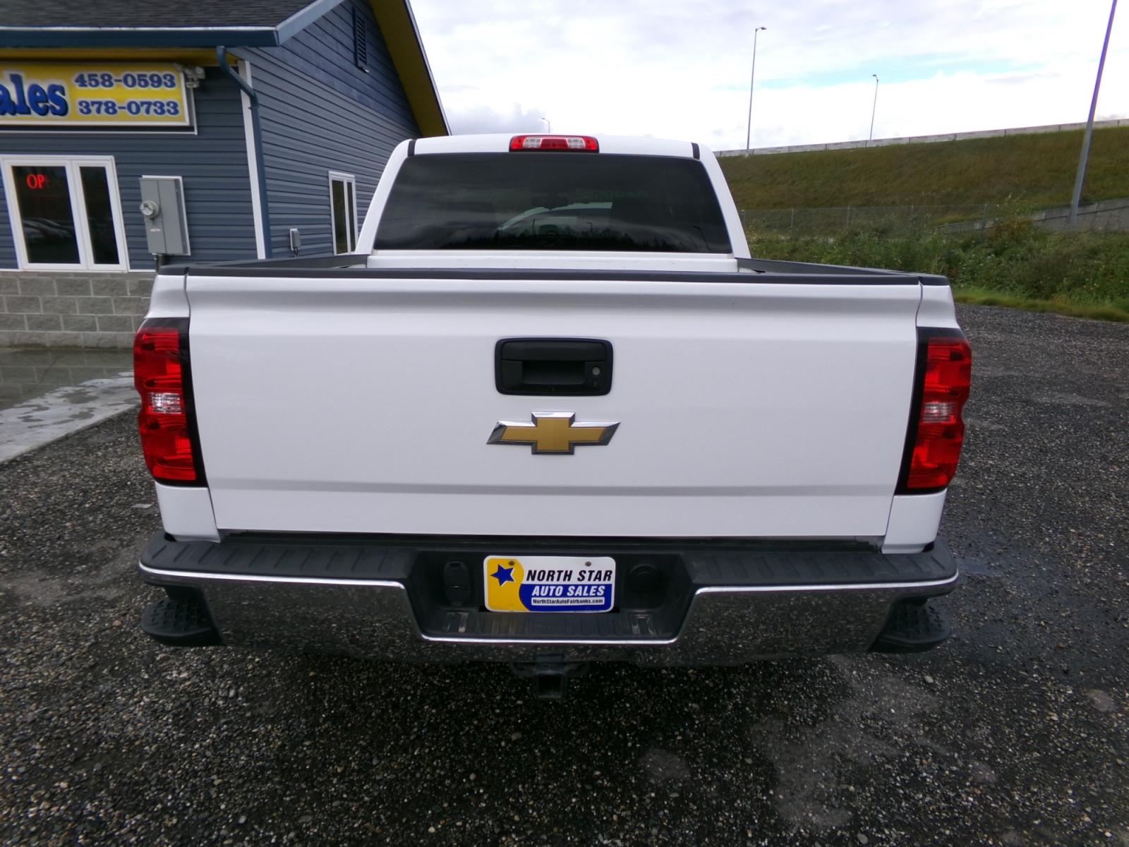 2018 White Chevrolet Silverado 1500 LT Crew Cab Long Box 4WD (3GCUKREC5JG) with an 5.3L V8 OHV 16V engine, 6A transmission, located at 2630 Philips Field Rd., Fairbanks, AK, 99709, (907) 458-0593, 64.848068, -147.780609 - Photo #3