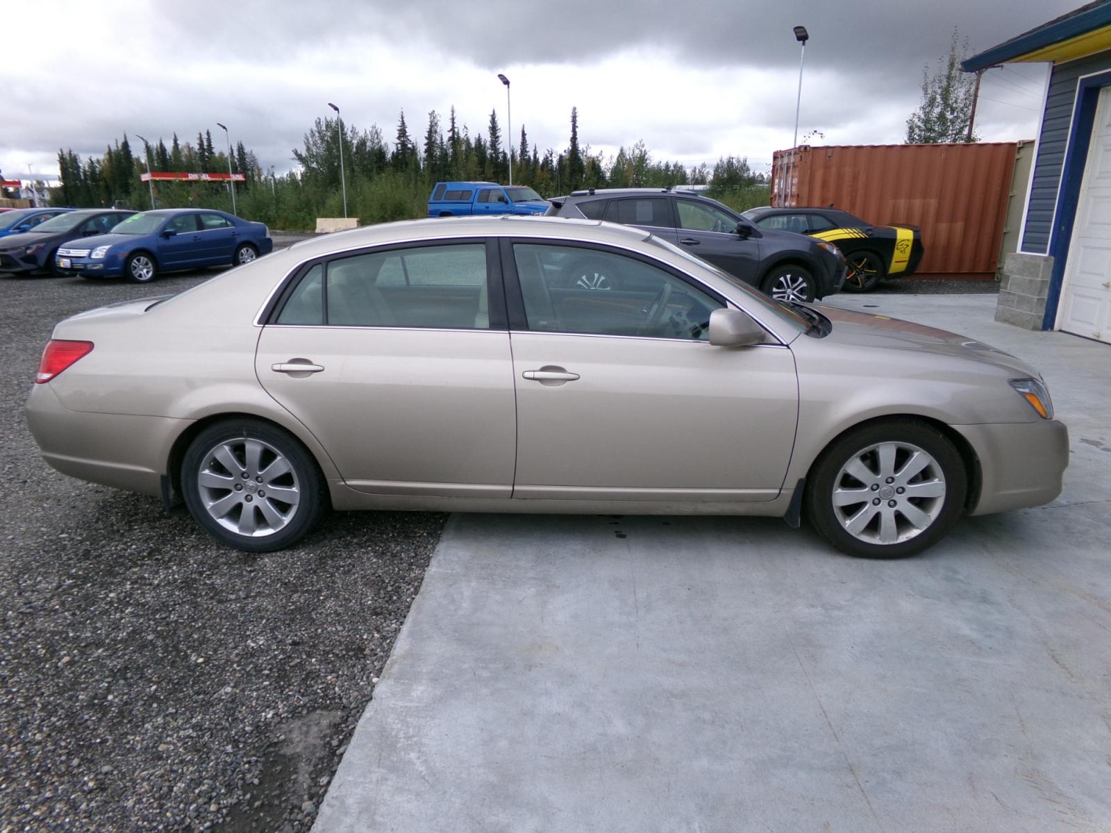 2007 Gold Toyota Avalon Limited (4T1BK36B87U) with an 3.5L V6 DOHC 24V engine, 5-Speed Automatic Overdrive transmission, located at 2630 Philips Field Rd., Fairbanks, AK, 99709, (907) 458-0593, 64.848068, -147.780609 - Photo #2