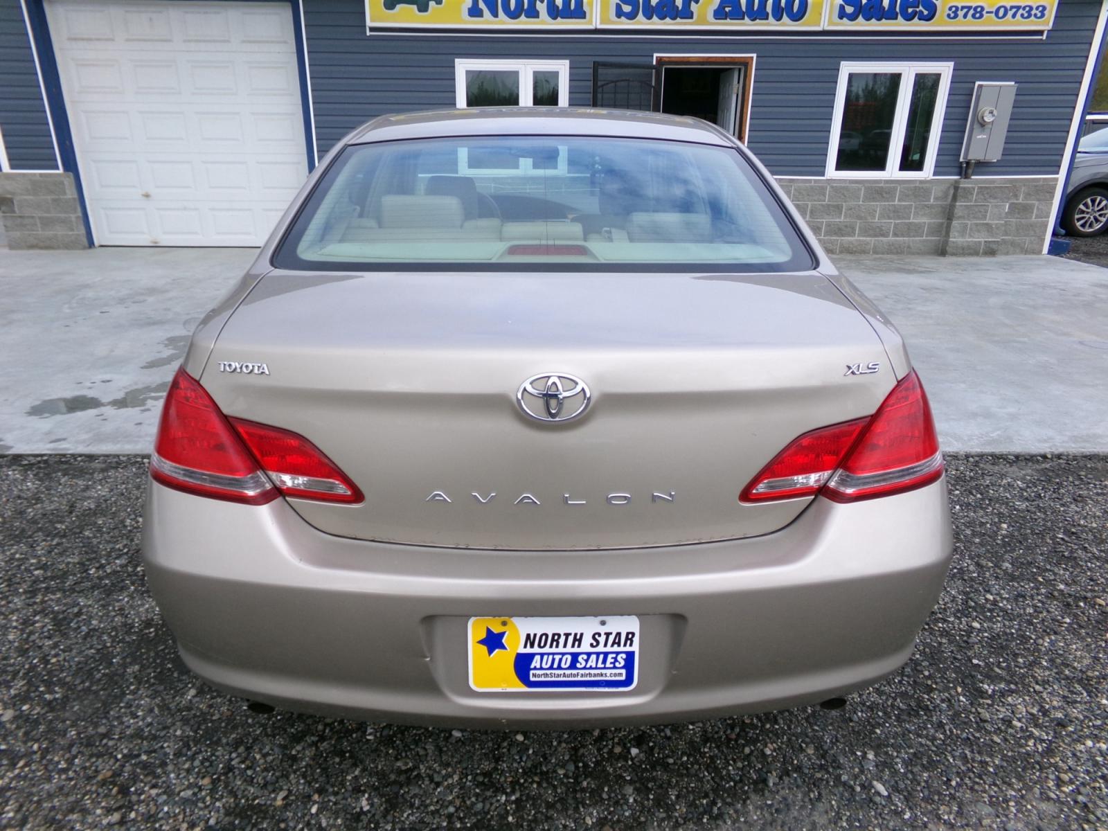 2007 Gold Toyota Avalon Limited (4T1BK36B87U) with an 3.5L V6 DOHC 24V engine, 5-Speed Automatic Overdrive transmission, located at 2630 Philips Field Rd., Fairbanks, AK, 99709, (907) 458-0593, 64.848068, -147.780609 - Photo #3