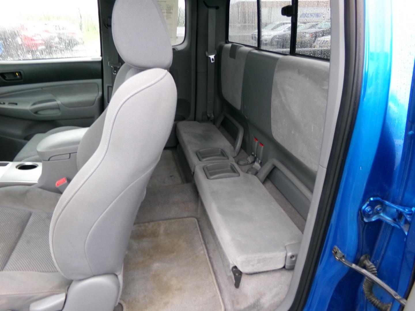 2005 Blue /Black Toyota Tacoma Access Cab V6 Automatic 4WD (5TEUU42N75Z) with an 4.0L V6 DOHC 24V engine, 5-Speed Automatic Overdrive transmission, located at 2630 Philips Field Rd., Fairbanks, AK, 99709, (907) 458-0593, 64.848068, -147.780609 - Photo#6