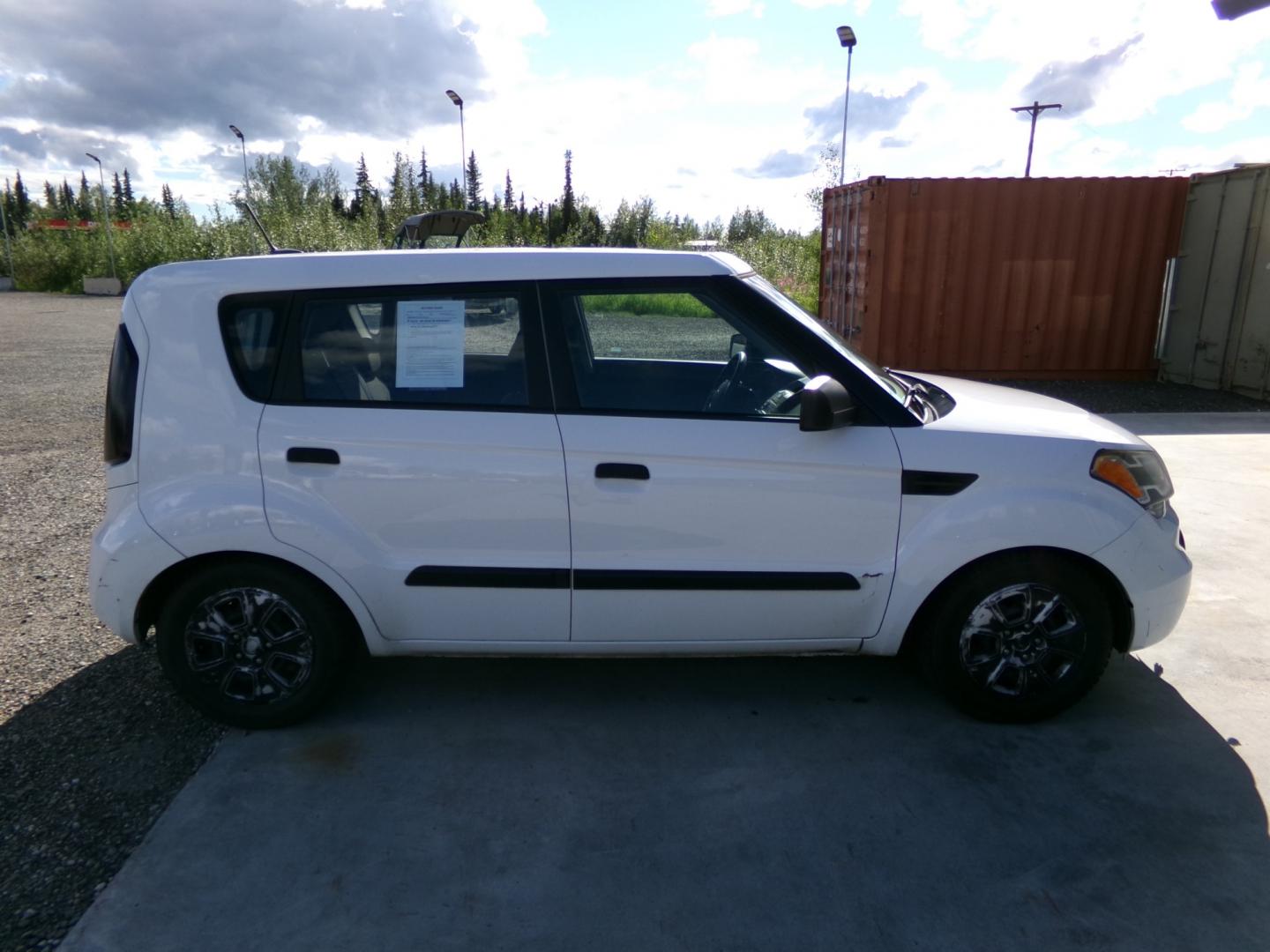 2010 White Kia Soul Base (KNDJT2A19A7) with an 1.6L L4 DOHC 16V engine, 5-Speed Manual transmission, located at 2630 Philips Field Rd., Fairbanks, AK, 99709, (907) 458-0593, 64.848068, -147.780609 - Photo#2