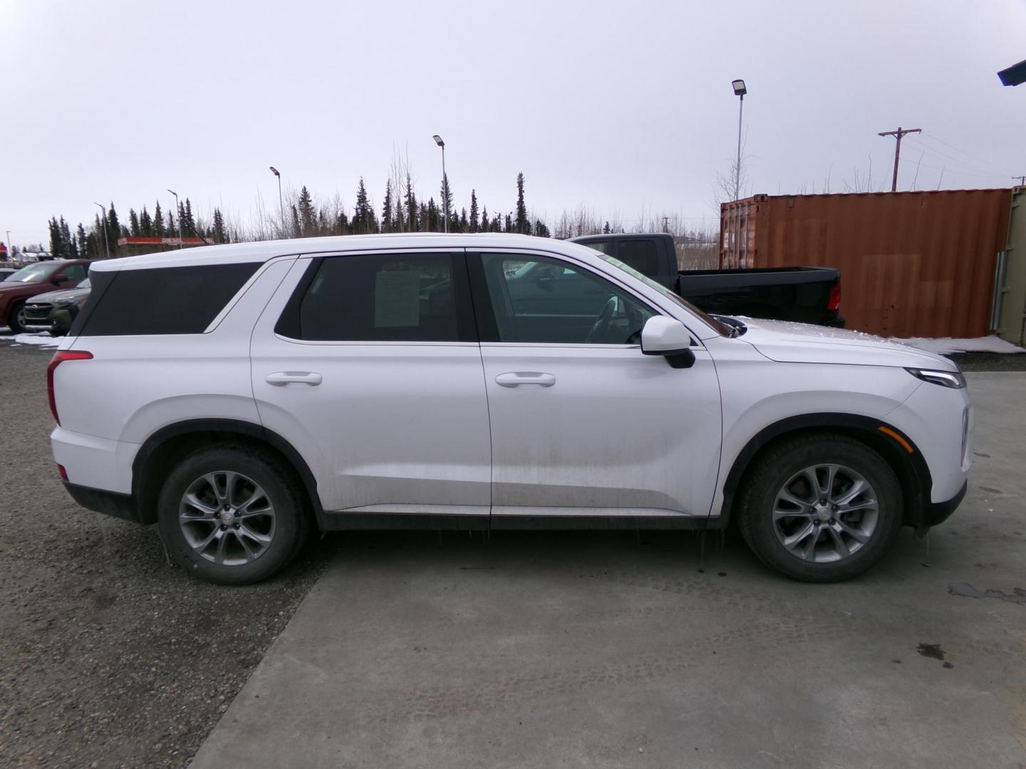 2020 White Hyundai Palisade SE AWD (KM8R1DHE4LU) with an 3.8L V6 DOHC 24V engine, 8A transmission, located at 2630 Philips Field Rd., Fairbanks, AK, 99709, (907) 458-0593, 64.848068, -147.780609 - Photo#2