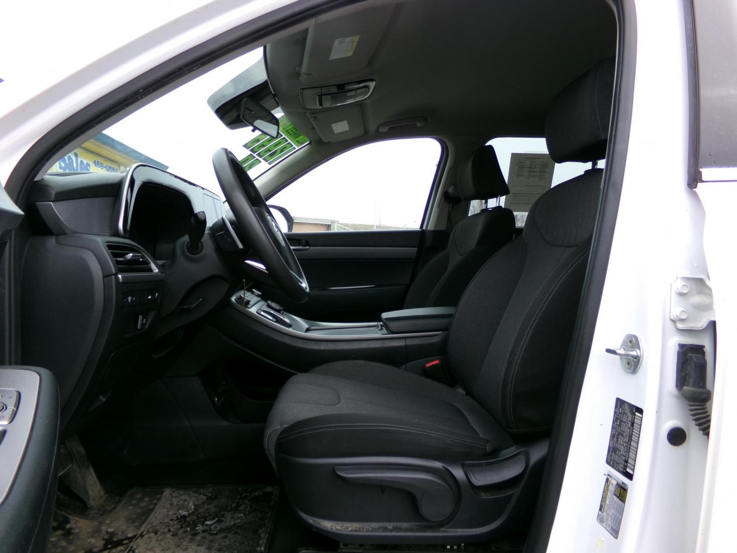 2020 White Hyundai Palisade SE AWD (KM8R1DHE4LU) with an 3.8L V6 DOHC 24V engine, 8A transmission, located at 2630 Philips Field Rd., Fairbanks, AK, 99709, (907) 458-0593, 64.848068, -147.780609 - Photo#4