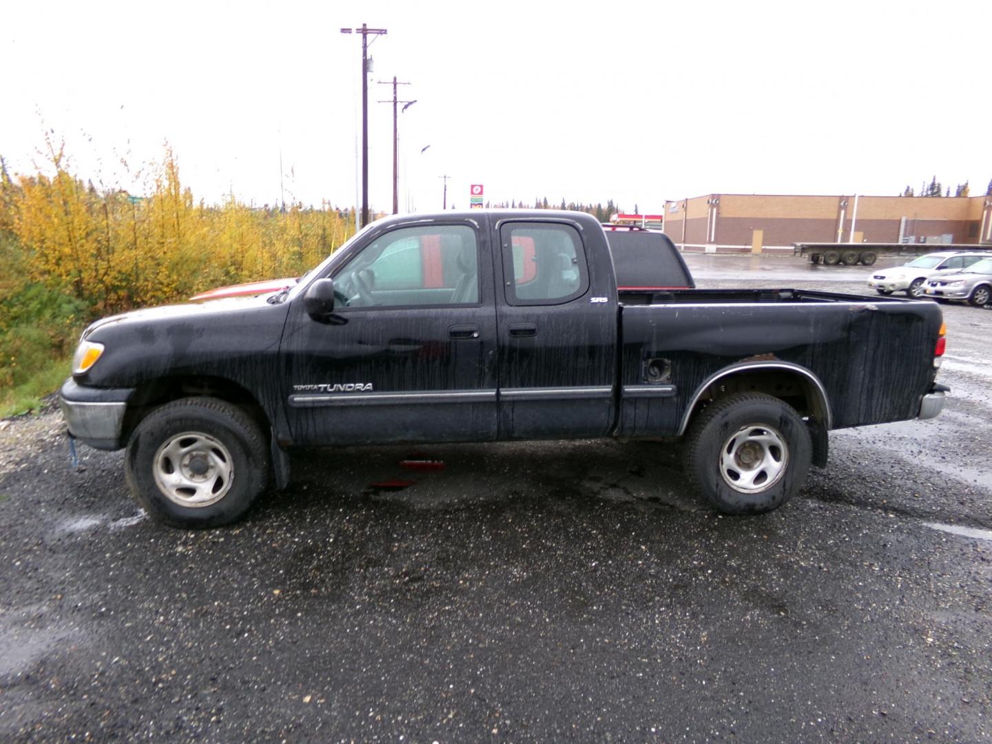 2000 Black Toyota Tundra SR5 Access Cab 4WD (5TBBN4415YS) with an 3.4L V6 DOHC 24V engine, located at 2630 Philips Field Rd., Fairbanks, AK, 99709, (907) 458-0593, 64.848068, -147.780609 - Photo#1