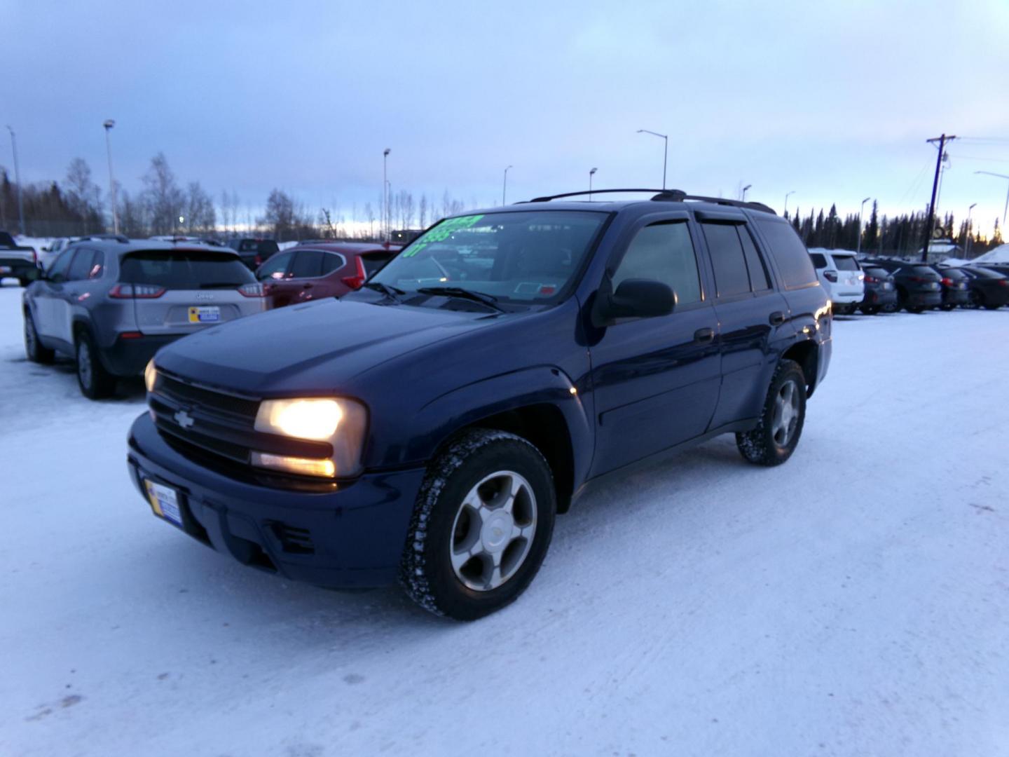 2007 Blue /Black Chevrolet TrailBlazer LS1 4WD (1GNDT13S172) with an 4.2L L6 DOHC 24V engine, 4-Speed Automatic Overdrive transmission, located at 2630 Philips Field Rd., Fairbanks, AK, 99709, (907) 458-0593, 64.848068, -147.780609 - Photo#0