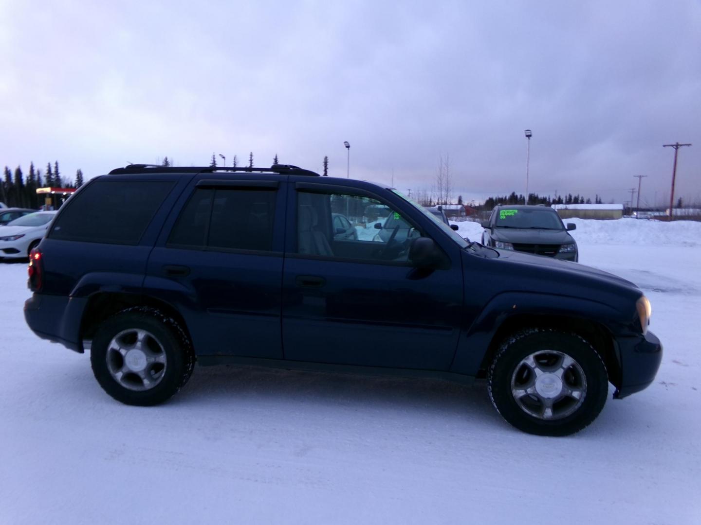 2007 Blue /Black Chevrolet TrailBlazer LS1 4WD (1GNDT13S172) with an 4.2L L6 DOHC 24V engine, 4-Speed Automatic Overdrive transmission, located at 2630 Philips Field Rd., Fairbanks, AK, 99709, (907) 458-0593, 64.848068, -147.780609 - Photo#2