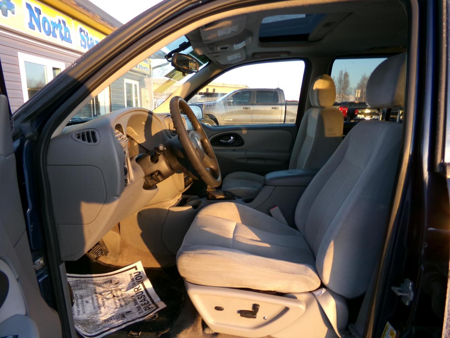 2007 Blue /Black Chevrolet TrailBlazer LS1 4WD (1GNDT13S172) with an 4.2L L6 DOHC 24V engine, 4-Speed Automatic Overdrive transmission, located at 2630 Philips Field Rd., Fairbanks, AK, 99709, (907) 458-0593, 64.848068, -147.780609 - Photo#4