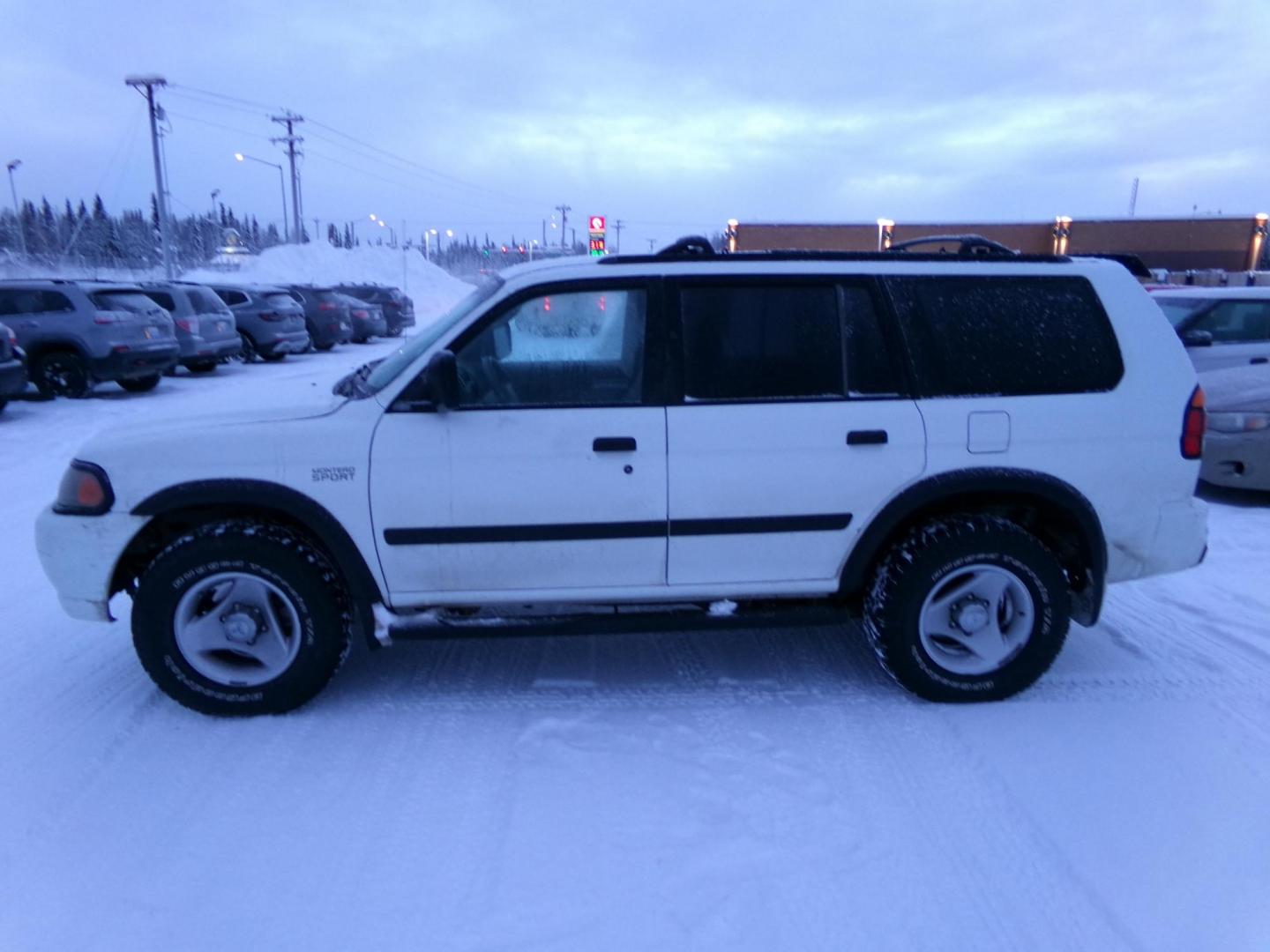2000 White Mitsubishi Montero Sport LS 4WD (JA4MT31H6YP) with an 3.0L V6 SOHC 24V engine, 4-Speed Automatic Overdrive transmission, located at 2630 Philips Field Rd., Fairbanks, AK, 99709, (907) 458-0593, 64.848068, -147.780609 - Photo#2