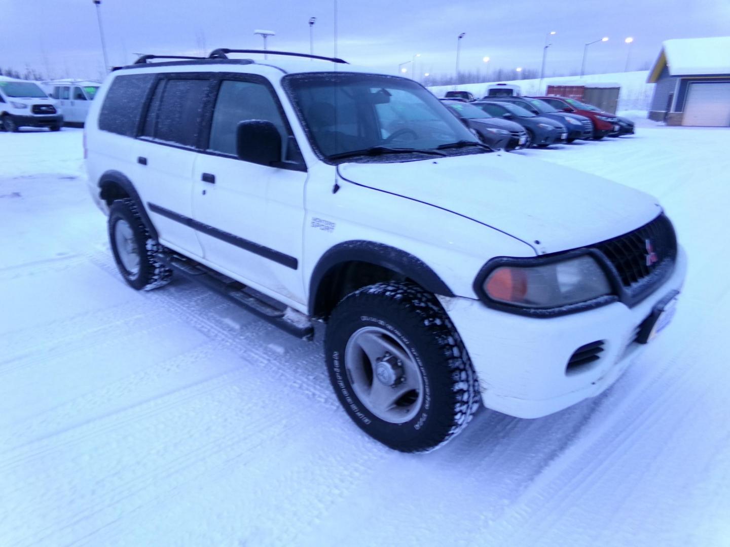 2000 White Mitsubishi Montero Sport LS 4WD (JA4MT31H6YP) with an 3.0L V6 SOHC 24V engine, 4-Speed Automatic Overdrive transmission, located at 2630 Philips Field Rd., Fairbanks, AK, 99709, (907) 458-0593, 64.848068, -147.780609 - Photo#0