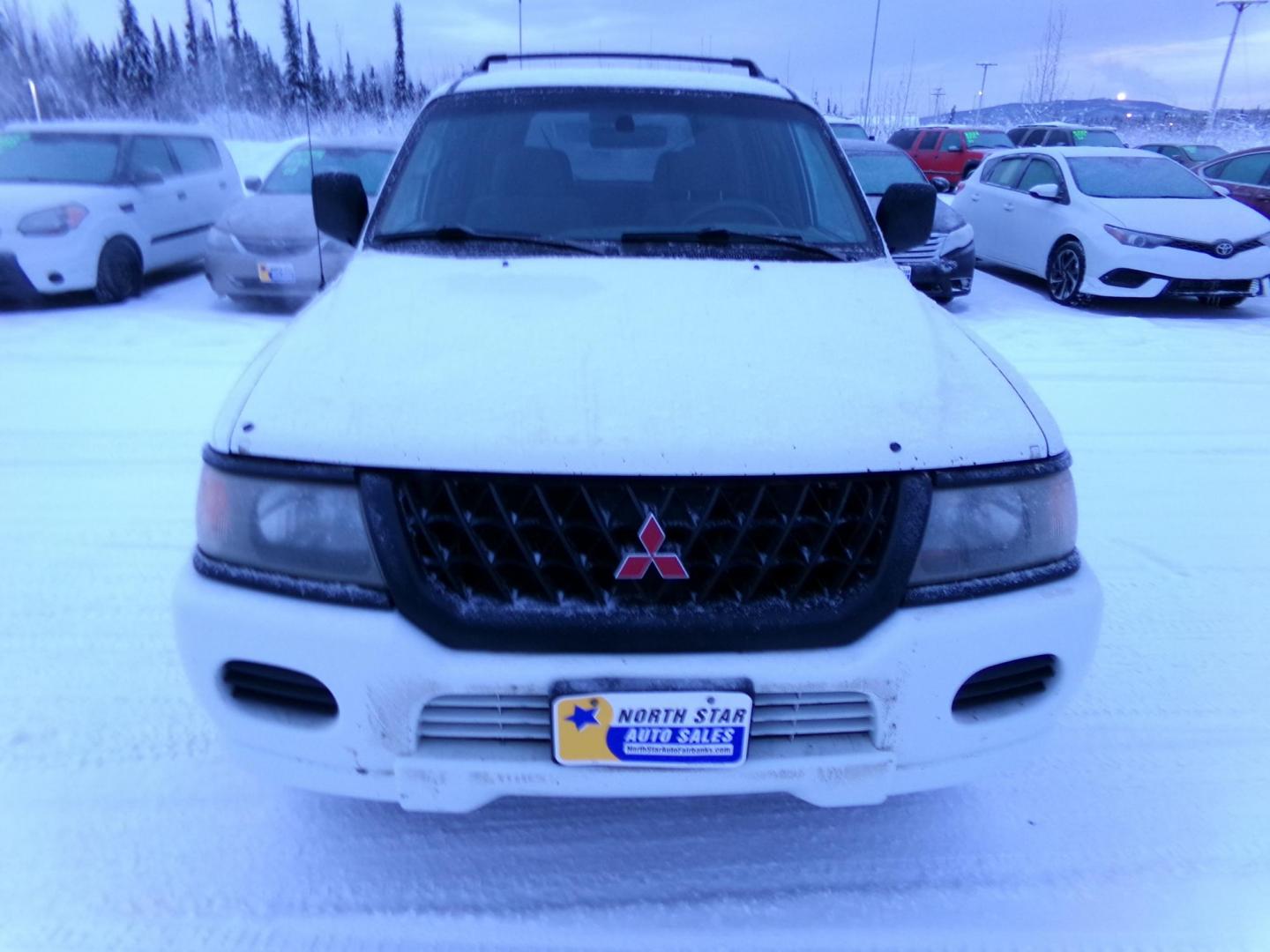 2000 White Mitsubishi Montero Sport LS 4WD (JA4MT31H6YP) with an 3.0L V6 SOHC 24V engine, 4-Speed Automatic Overdrive transmission, located at 2630 Philips Field Rd., Fairbanks, AK, 99709, (907) 458-0593, 64.848068, -147.780609 - Photo#1