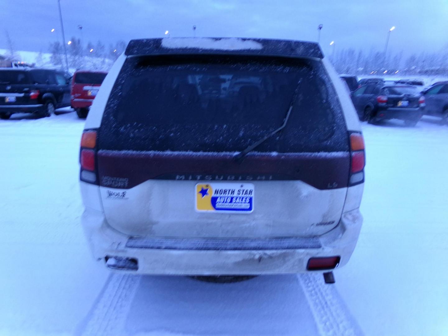 2000 White Mitsubishi Montero Sport LS 4WD (JA4MT31H6YP) with an 3.0L V6 SOHC 24V engine, 4-Speed Automatic Overdrive transmission, located at 2630 Philips Field Rd., Fairbanks, AK, 99709, (907) 458-0593, 64.848068, -147.780609 - Photo#3
