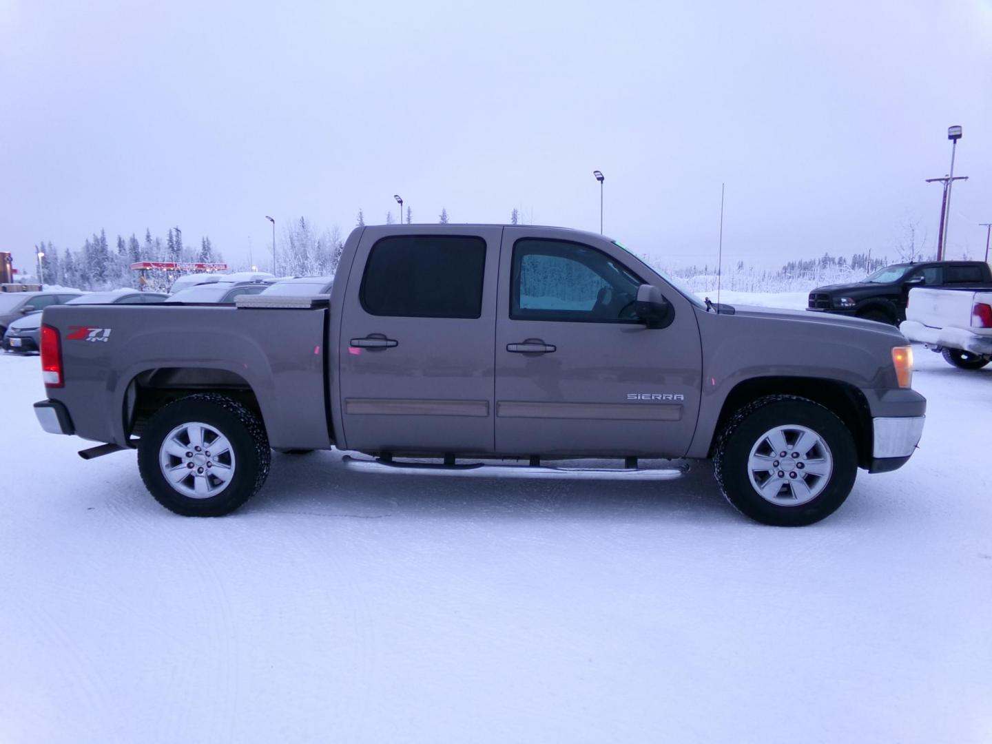 2013 Tan GMC Sierra 1500 SLT Crew Cab 4WD (3GTP2WE70DG) with an 5.3L V8 OHV 16V FFV engine, 6-Speed Automatic transmission, located at 2630 Philips Field Rd., Fairbanks, AK, 99709, (907) 458-0593, 64.848068, -147.780609 - Photo#2