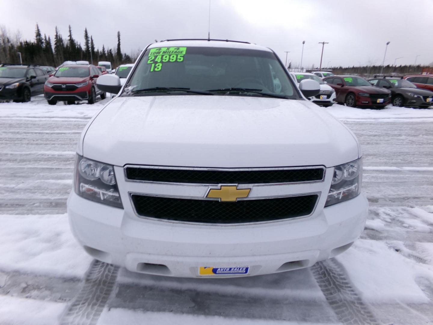2013 White /Black Chevrolet Suburban LS 1500 4WD (1GNSKHE7XDR) with an 5.3L V8 OHV 16V FFV engine, 6-Speed Automatic transmission, located at 2630 Philips Field Rd., Fairbanks, AK, 99709, (907) 458-0593, 64.848068, -147.780609 - Photo#1