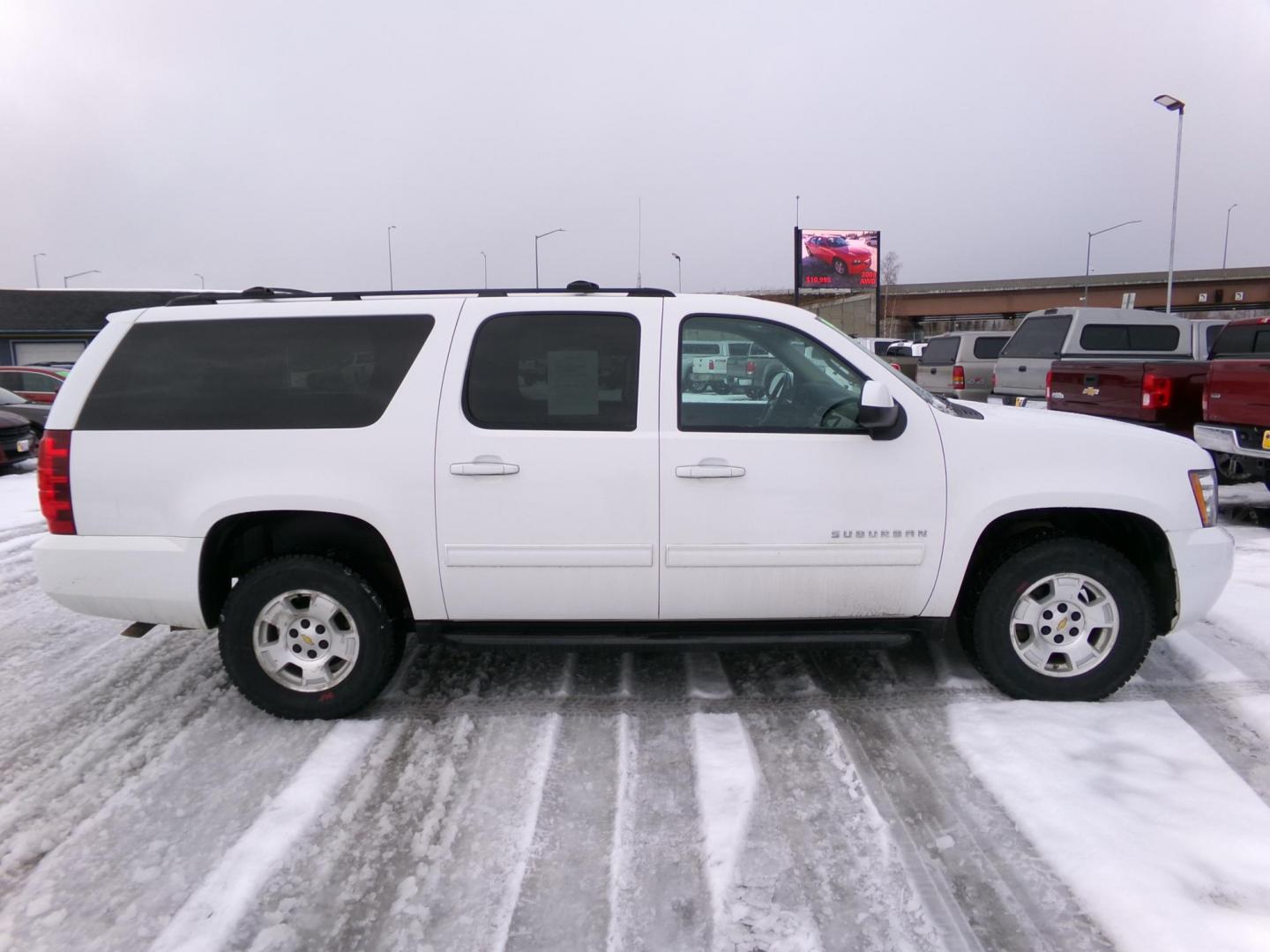 2013 White /Black Chevrolet Suburban LS 1500 4WD (1GNSKHE7XDR) with an 5.3L V8 OHV 16V FFV engine, 6-Speed Automatic transmission, located at 2630 Philips Field Rd., Fairbanks, AK, 99709, (907) 458-0593, 64.848068, -147.780609 - Photo#2