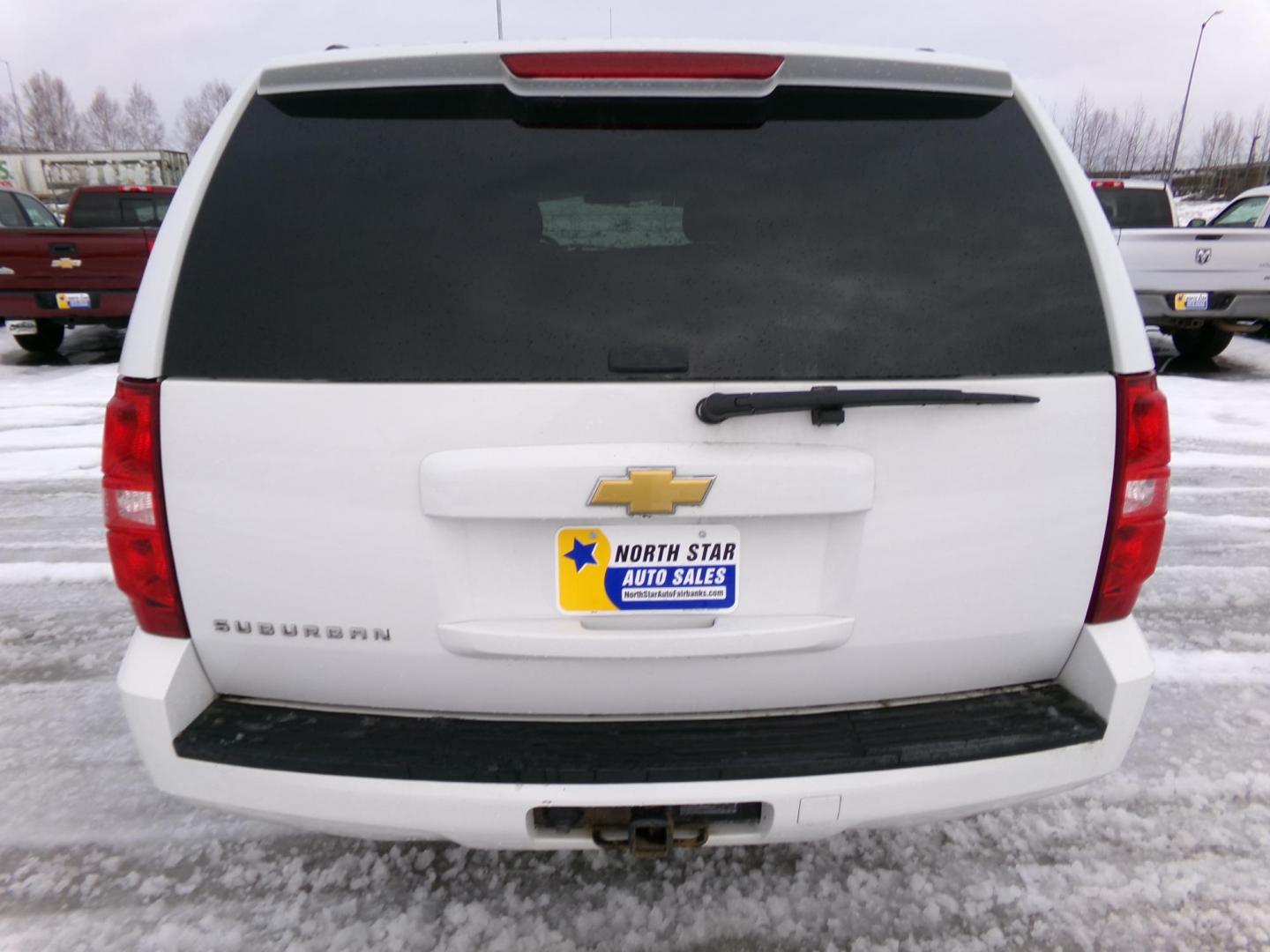 2013 White /Black Chevrolet Suburban LS 1500 4WD (1GNSKHE7XDR) with an 5.3L V8 OHV 16V FFV engine, 6-Speed Automatic transmission, located at 2630 Philips Field Rd., Fairbanks, AK, 99709, (907) 458-0593, 64.848068, -147.780609 - Photo#3