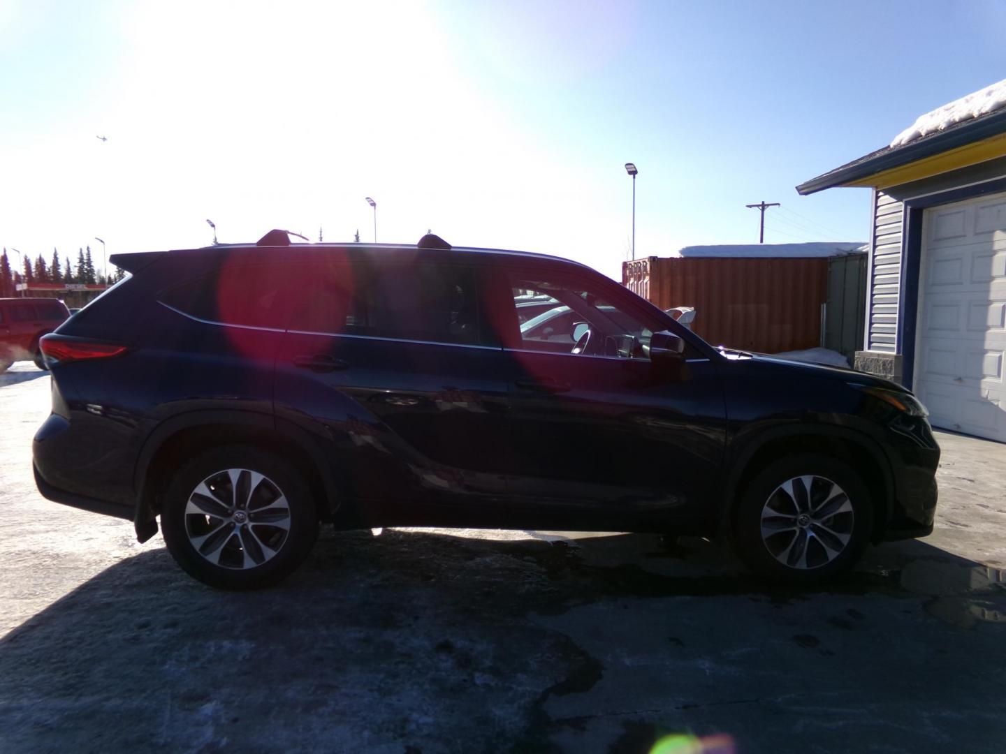 2021 Blue /Black Toyota Highlander XLE Nav AWD V6 (5TDHZRBH4MS) with an 3.5L V6 DOHC 24V engine, 6A transmission, located at 2630 Philips Field Rd., Fairbanks, AK, 99709, (907) 458-0593, 64.848068, -147.780609 - Photo#2