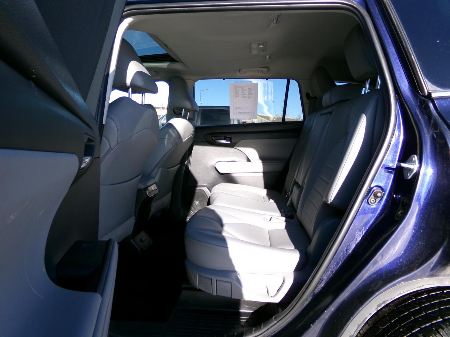 2021 Blue /Black Toyota Highlander XLE Nav AWD V6 (5TDHZRBH4MS) with an 3.5L V6 DOHC 24V engine, 6A transmission, located at 2630 Philips Field Rd., Fairbanks, AK, 99709, (907) 458-0593, 64.848068, -147.780609 - Photo#5