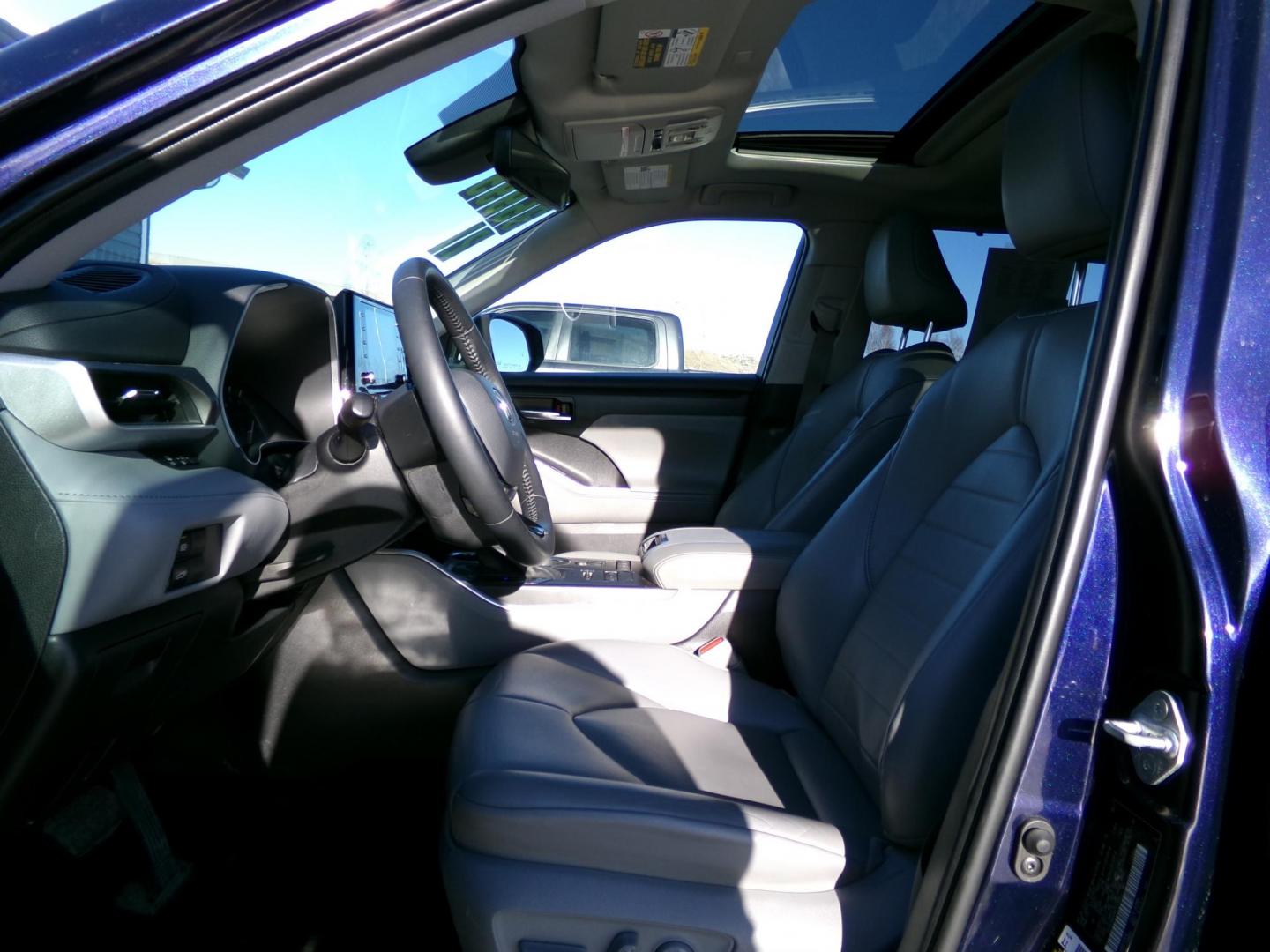 2021 Blue /Black Toyota Highlander XLE Nav AWD V6 (5TDHZRBH4MS) with an 3.5L V6 DOHC 24V engine, 6A transmission, located at 2630 Philips Field Rd., Fairbanks, AK, 99709, (907) 458-0593, 64.848068, -147.780609 - Photo#4
