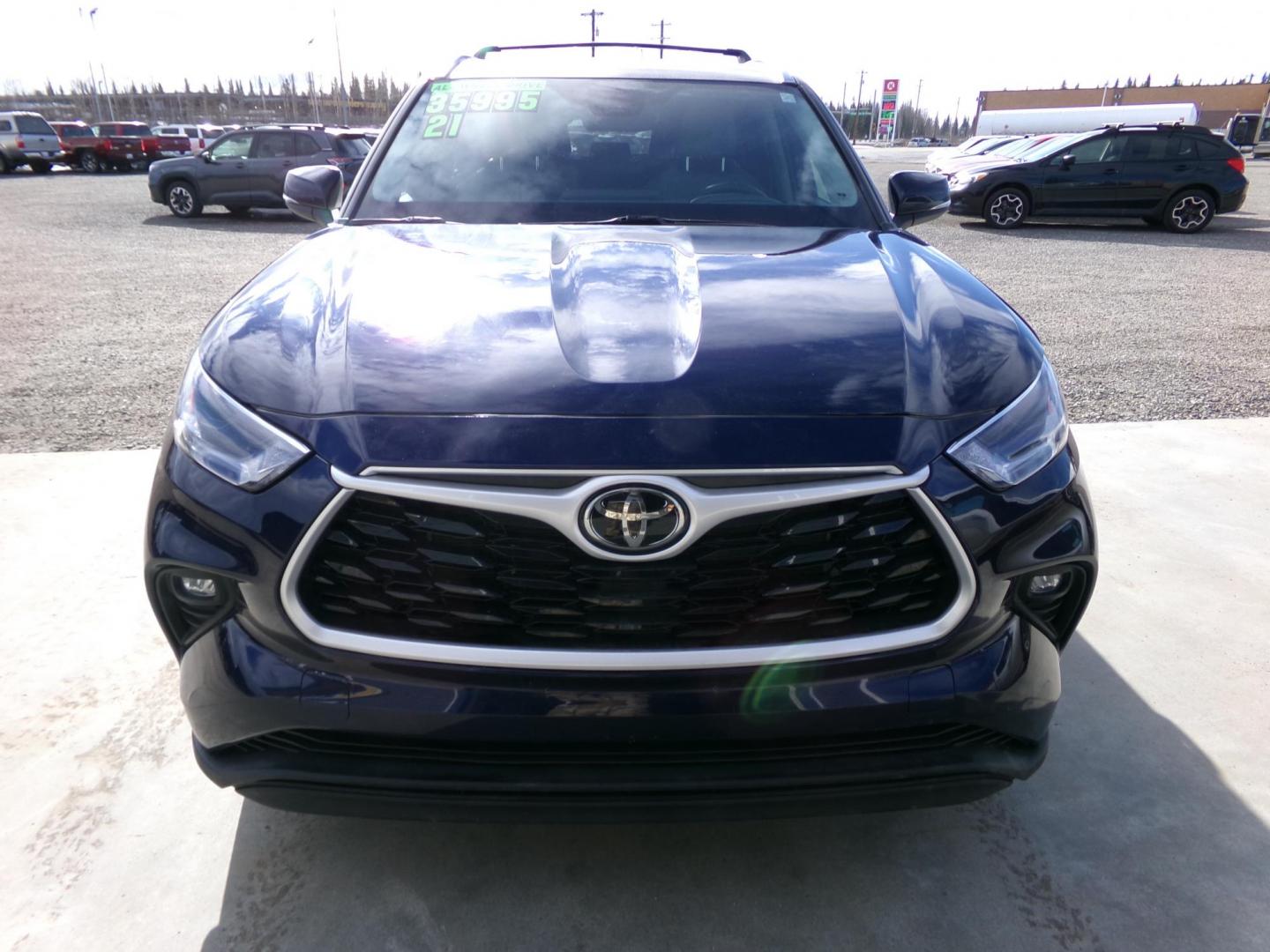 2021 Blue /Black Toyota Highlander XLE Nav AWD V6 (5TDHZRBH4MS) with an 3.5L V6 DOHC 24V engine, 6A transmission, located at 2630 Philips Field Rd., Fairbanks, AK, 99709, (907) 458-0593, 64.848068, -147.780609 - Photo#1