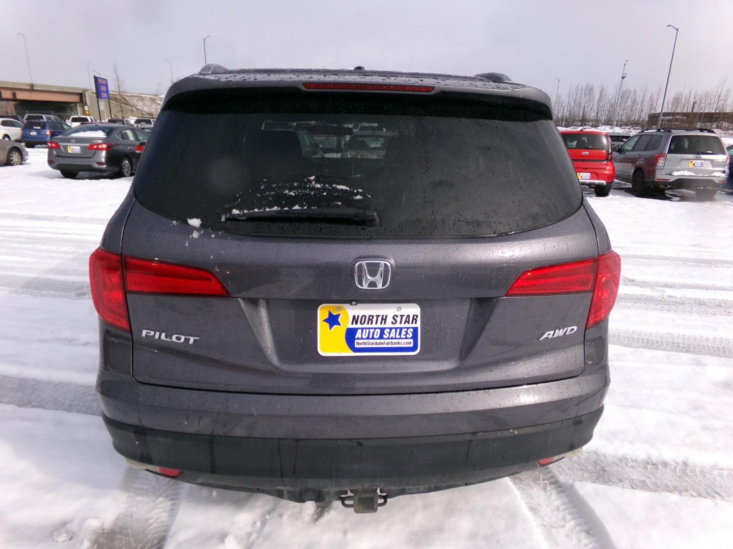 2018 Grey /Black Honda Pilot EXL 4WD (5FNYF6H53JB) with an 3.5L V6 SOHC 24V engine, 6A transmission, located at 2630 Philips Field Rd., Fairbanks, AK, 99709, (907) 458-0593, 64.848068, -147.780609 - Photo#3