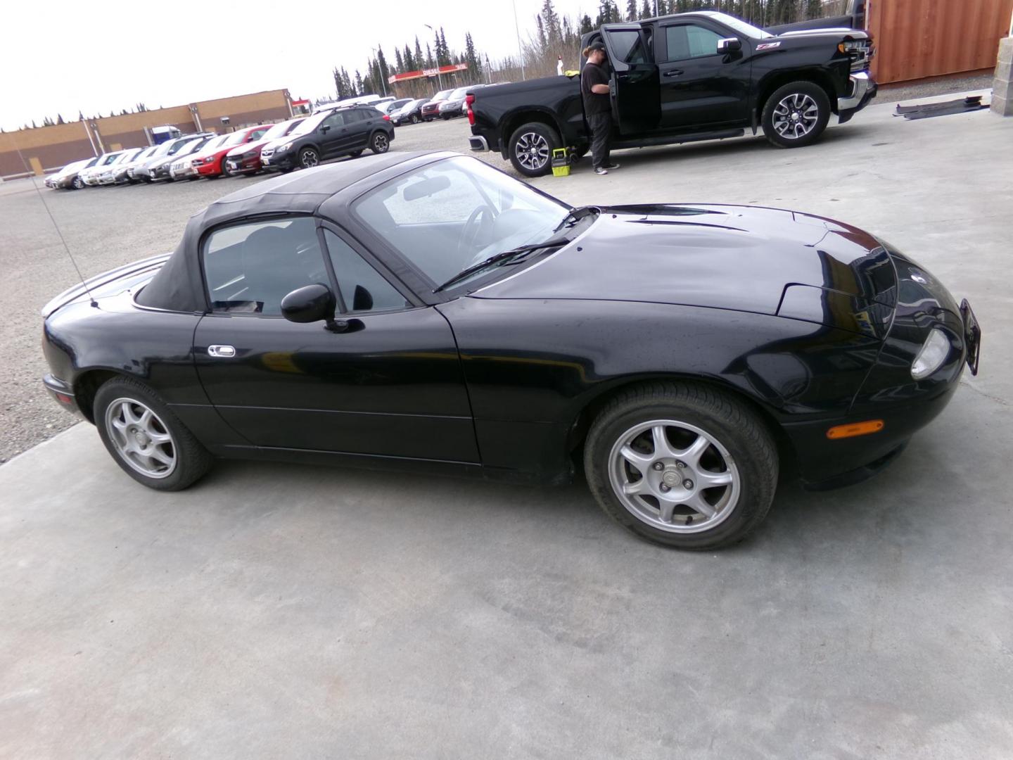 1994 Black Mazda MX-5 Miata M Edition (JM1NA3539R0) with an 1.8L L4 DOHC 16V engine, Manual transmission, located at 2630 Philips Field Rd., Fairbanks, AK, 99709, (907) 458-0593, 64.848068, -147.780609 - Photo#2