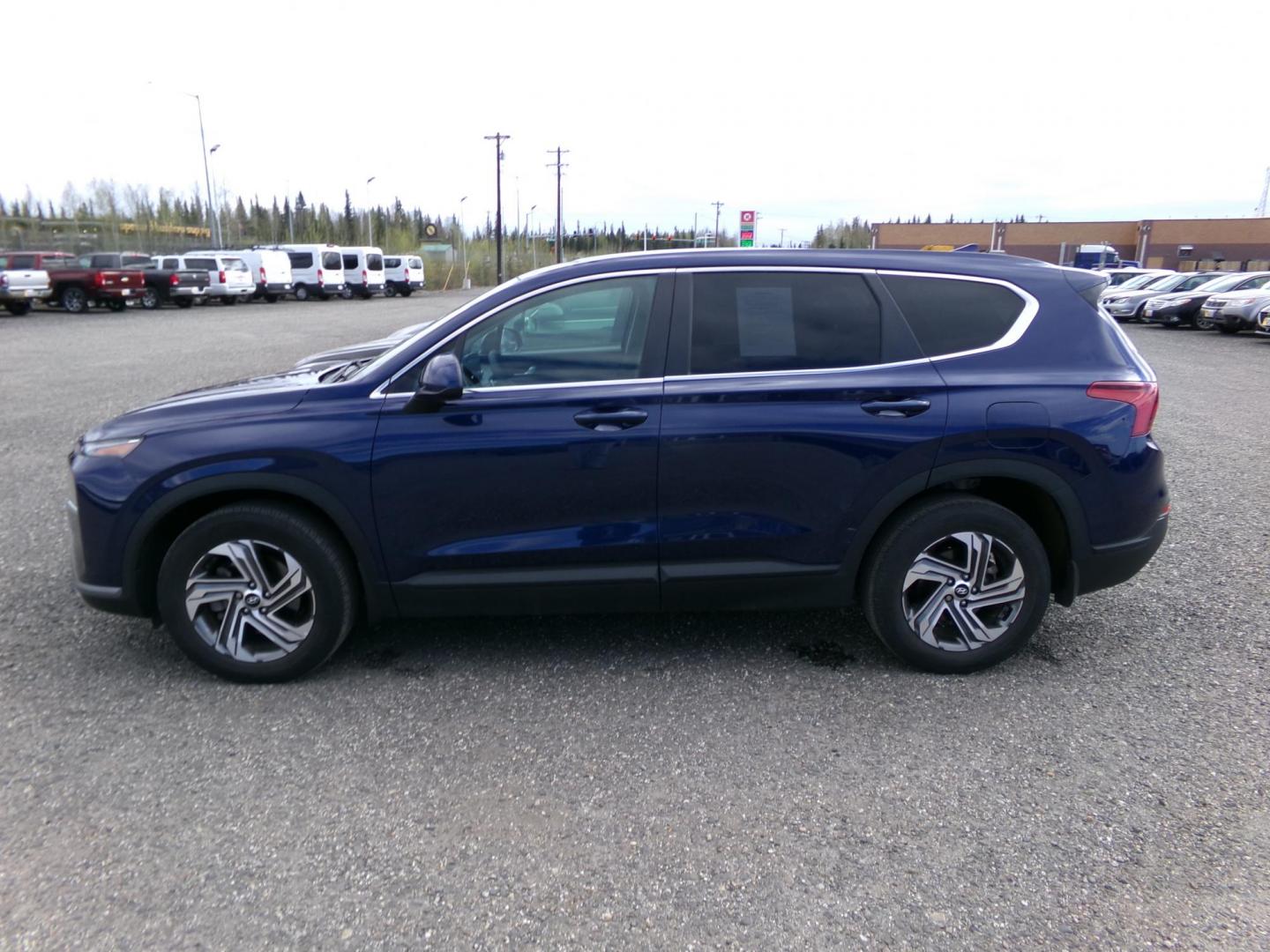 2022 Blue Hyundai Santa Fe SE (5NMS14AJ3NH) with an 2.5L L4 DOHC 16V engine, 6A transmission, located at 2630 Philips Field Rd., Fairbanks, AK, 99709, (907) 458-0593, 64.848068, -147.780609 - Photo#2
