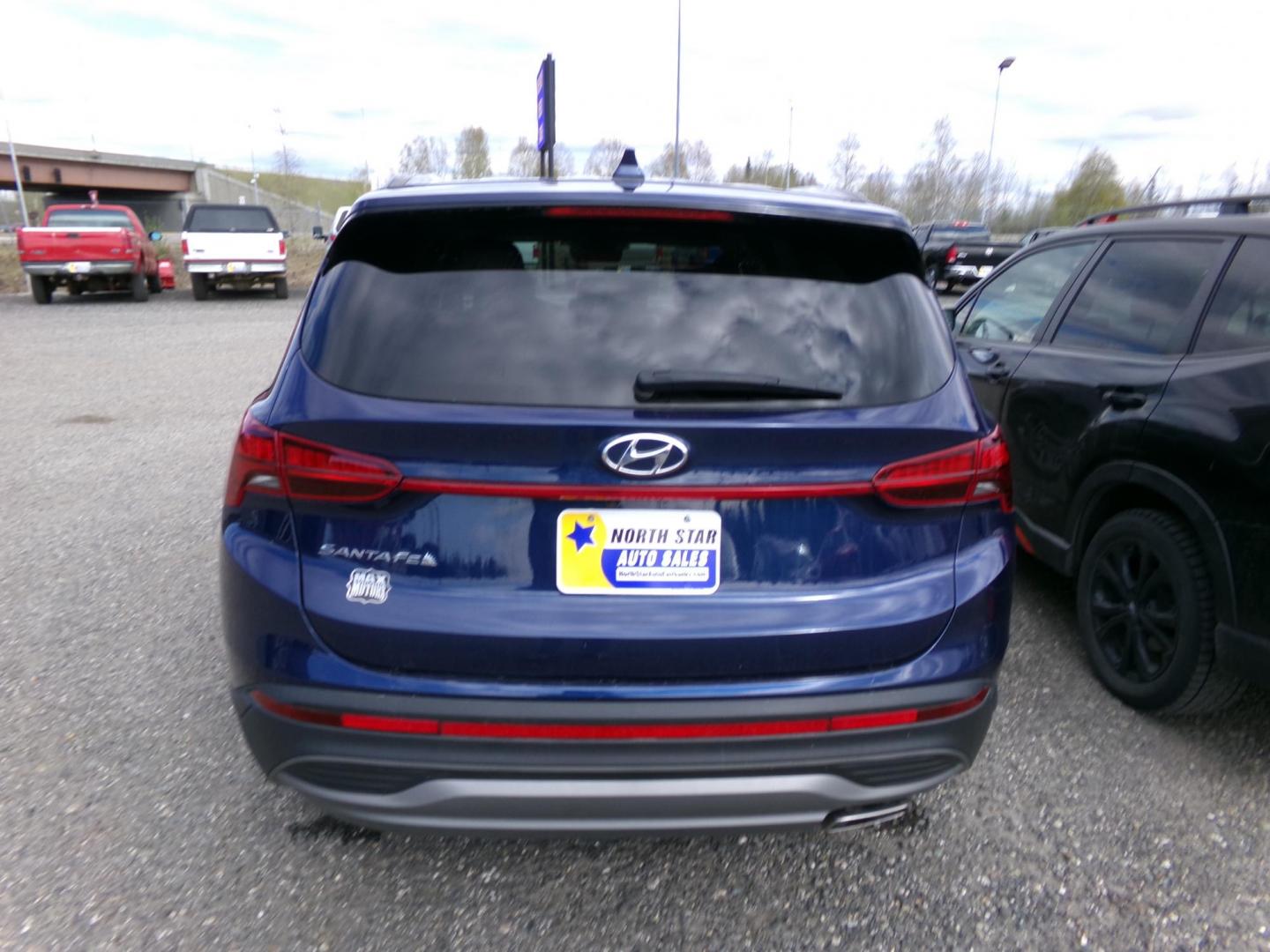 2022 Blue Hyundai Santa Fe SE (5NMS14AJ3NH) with an 2.5L L4 DOHC 16V engine, 6A transmission, located at 2630 Philips Field Rd., Fairbanks, AK, 99709, (907) 458-0593, 64.848068, -147.780609 - Photo#3