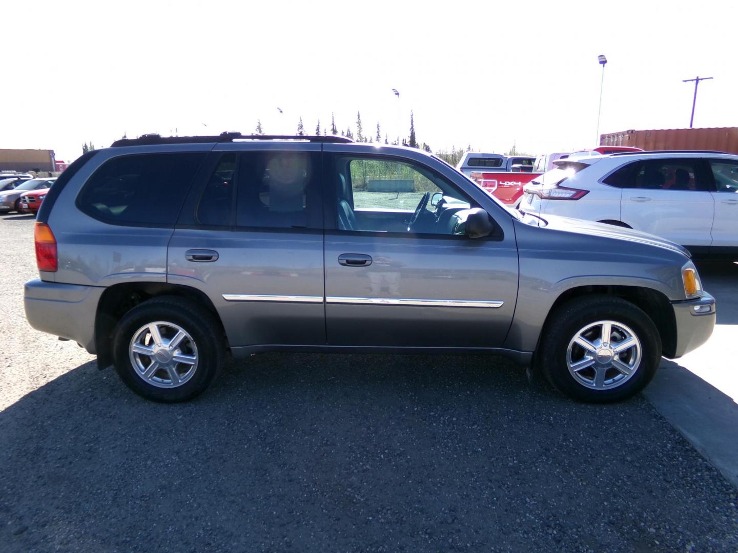 2007 Grey GMC Envoy SLE-1 4WD (1GKDT13S972) with an 4.2L L6 DOHC 24V engine, 4-Speed Automatic Overdrive transmission, located at 2630 Philips Field Rd., Fairbanks, AK, 99709, (907) 458-0593, 64.848068, -147.780609 - Photo#2