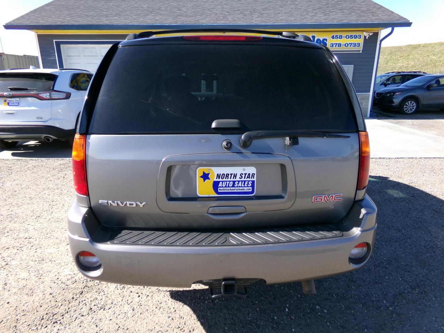 2007 Grey GMC Envoy SLE-1 4WD (1GKDT13S972) with an 4.2L L6 DOHC 24V engine, 4-Speed Automatic Overdrive transmission, located at 2630 Philips Field Rd., Fairbanks, AK, 99709, (907) 458-0593, 64.848068, -147.780609 - Photo#3